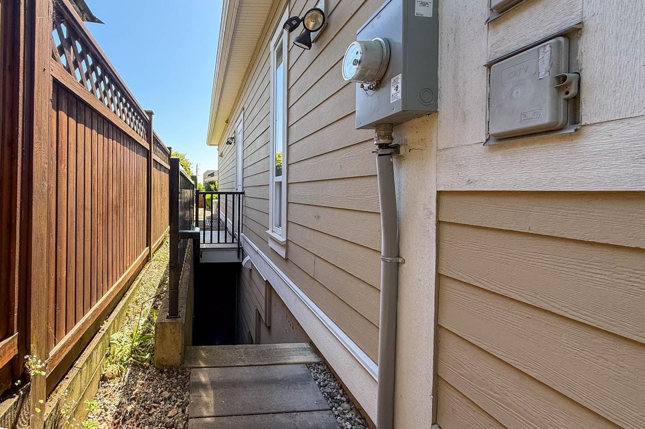 Suite - 932 Moody, North Vancouver, V7L 0C2 — photo 4