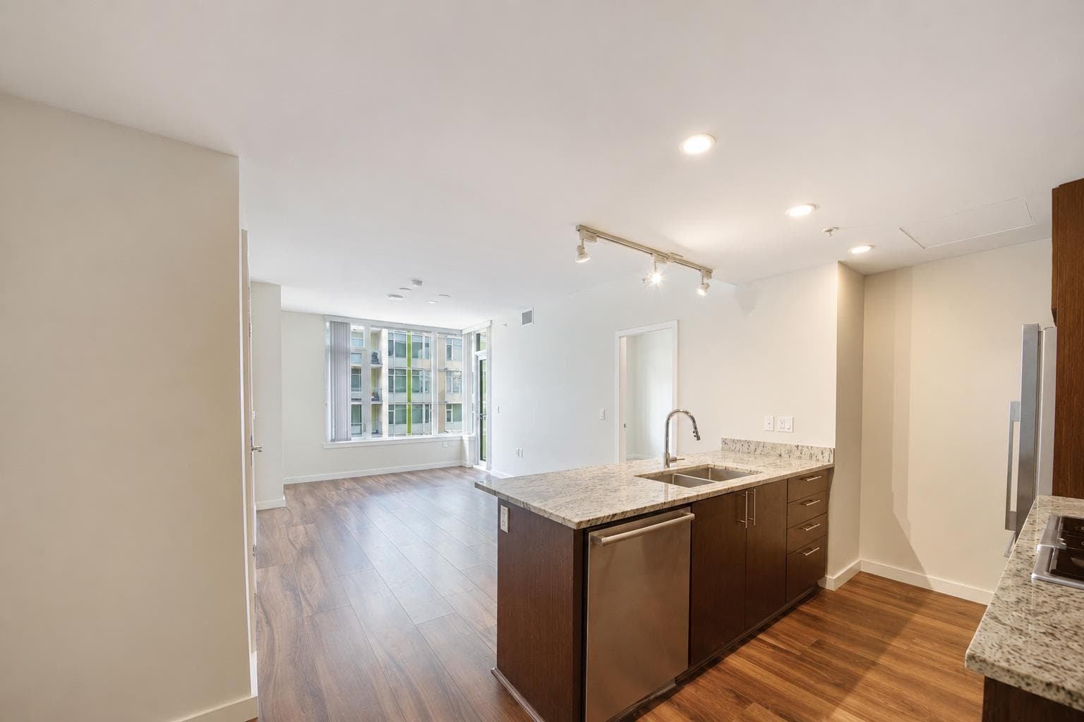 812 - 8688 Hazelbridge Way, Richmond, V6X 0R6 — photo 2