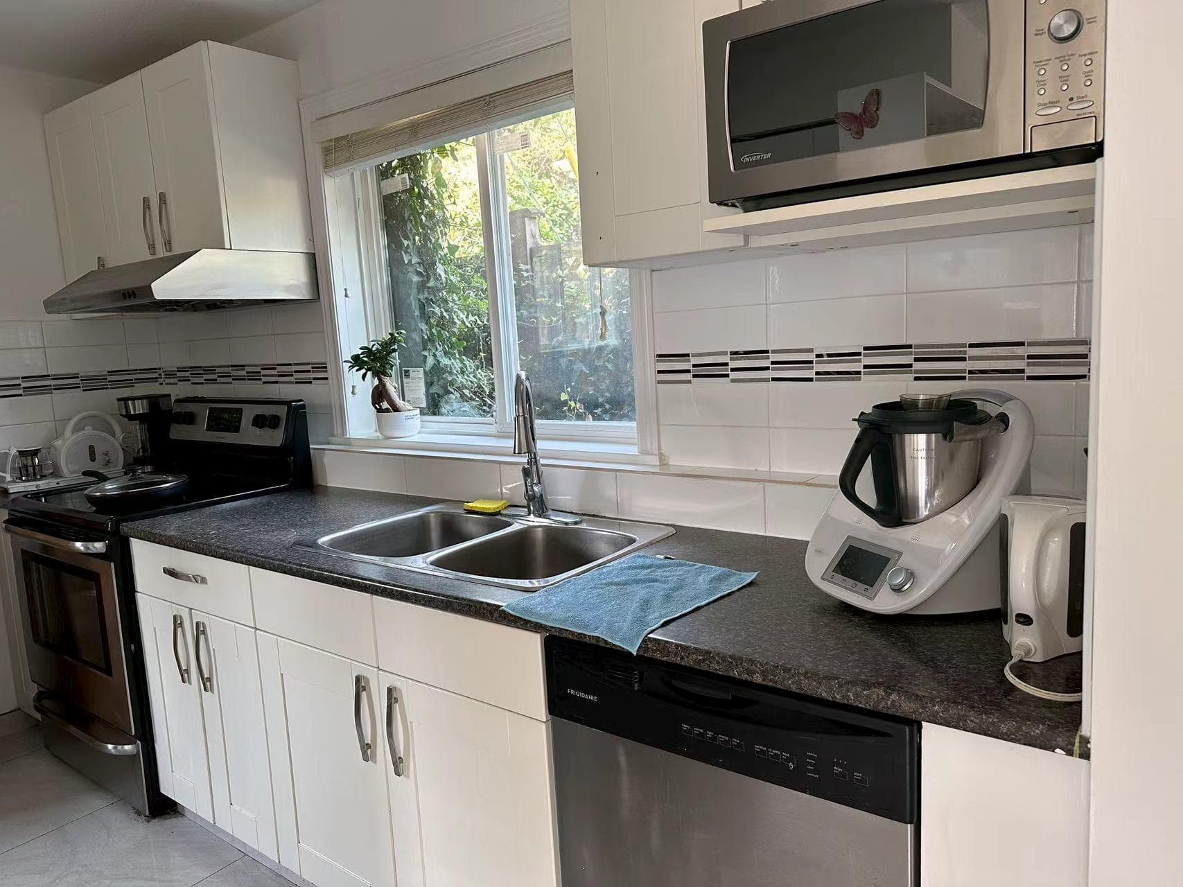 Laneway House - 5669 Crown Street, Vancouver, V6N 0B3 — photo 2