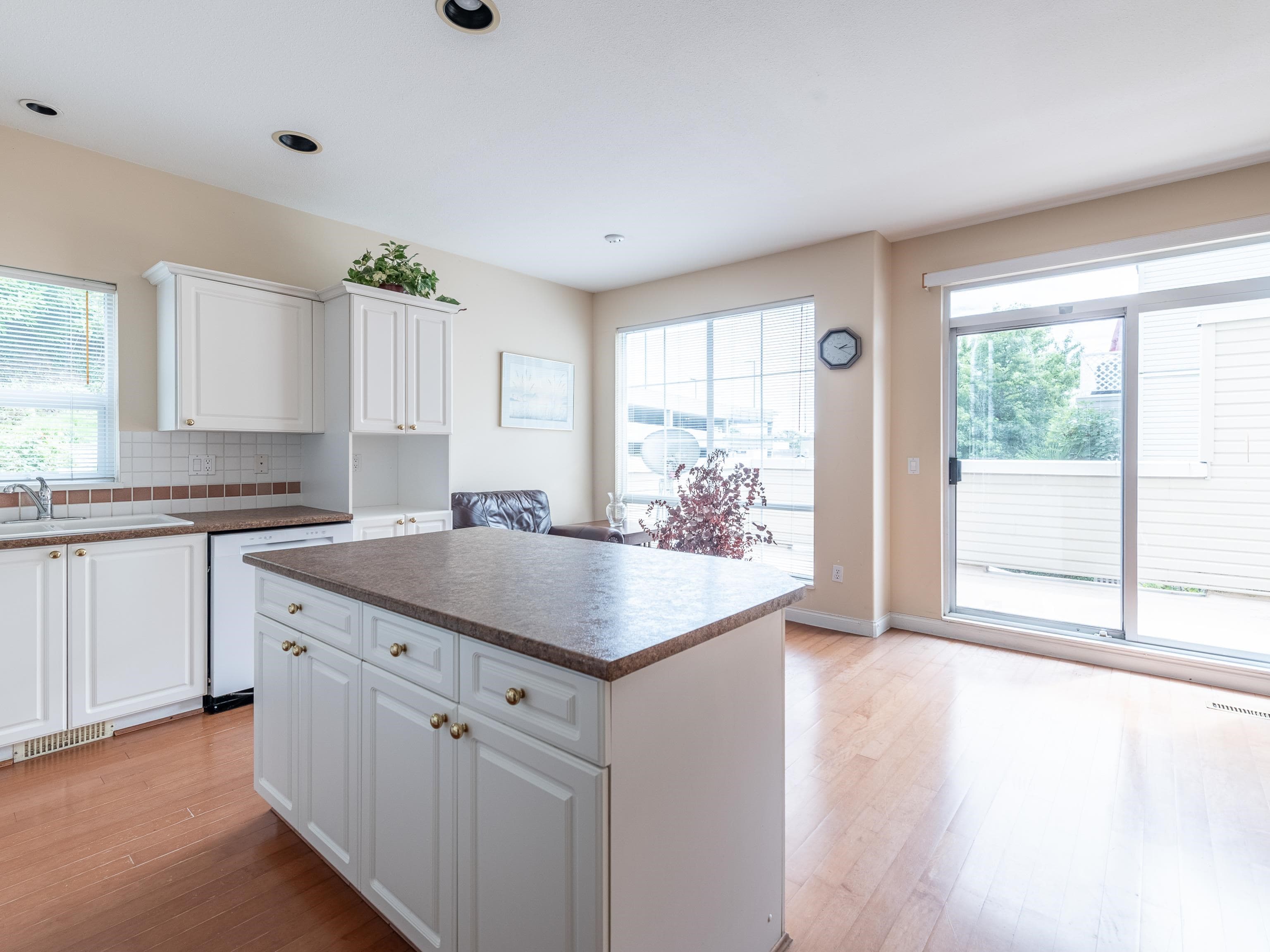1155 Vidal Street, White Rock, V4B 3T4 — photo 2