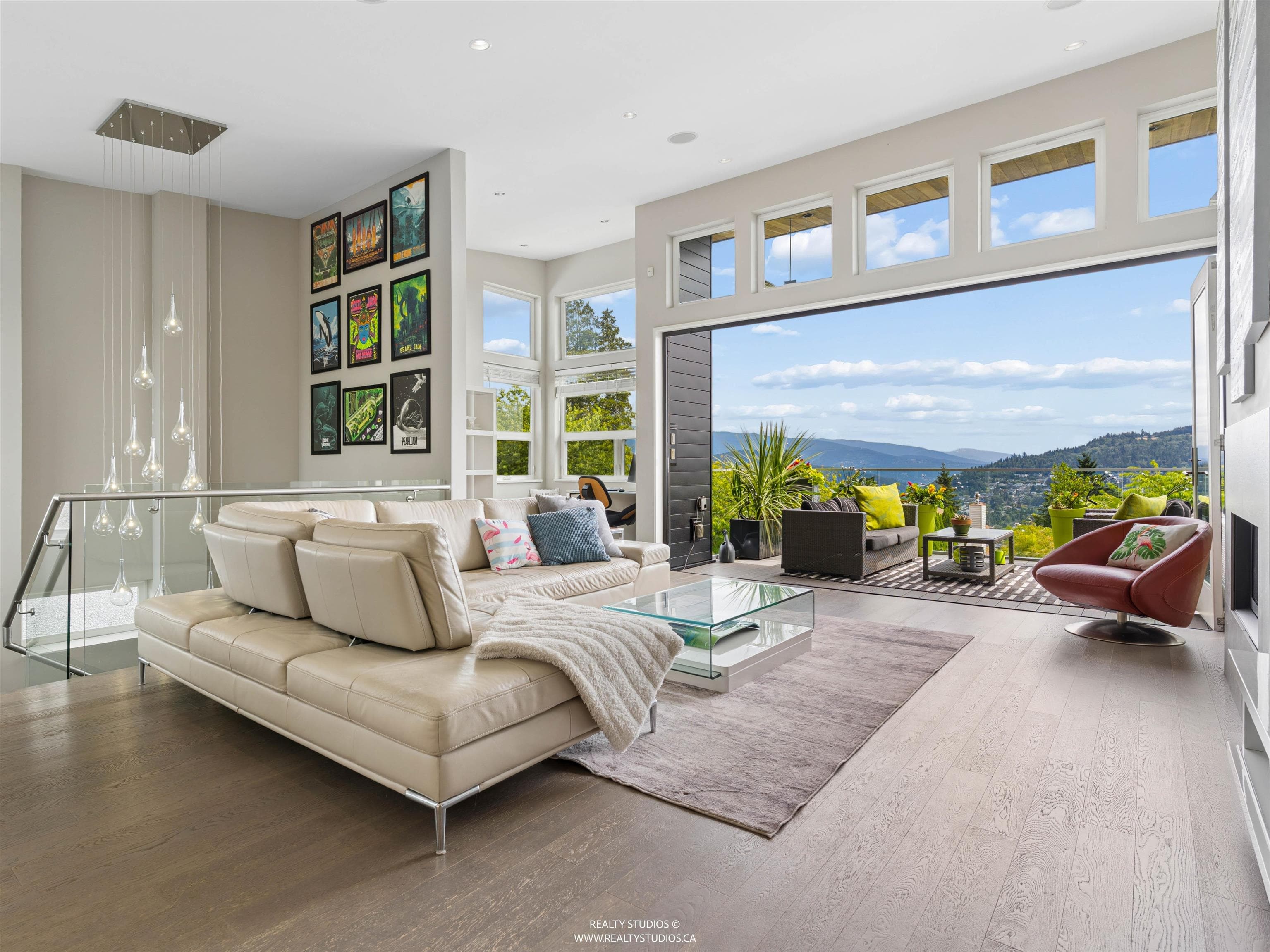 23 Ellesmere Avenue, Burnaby, V5B 3S5 — photo 1