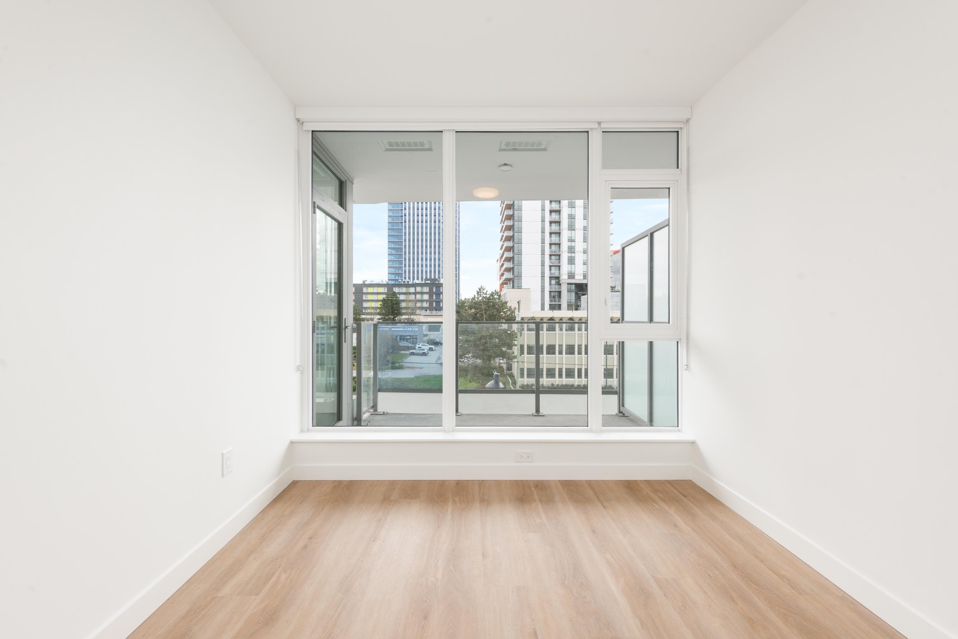 301 - 9675 King George Boulevard, Surrey, V3T 0T7 — photo 4