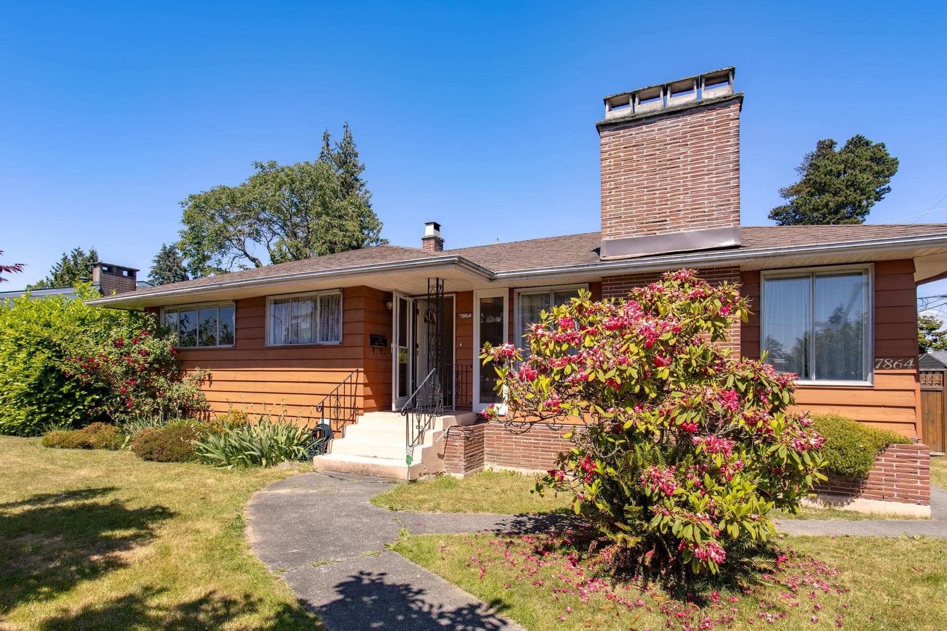 7864 Langley Street, Burnaby, V3N 3Z8 — photo 2