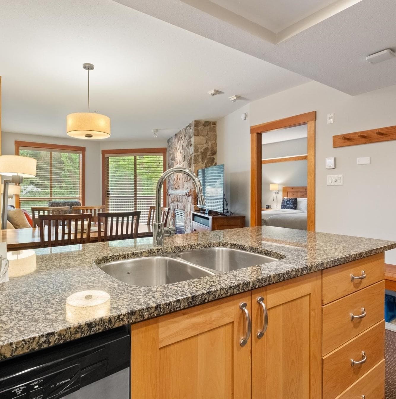 422A - 2036 London Lane, Whistler, V8E 0N7 — photo 4