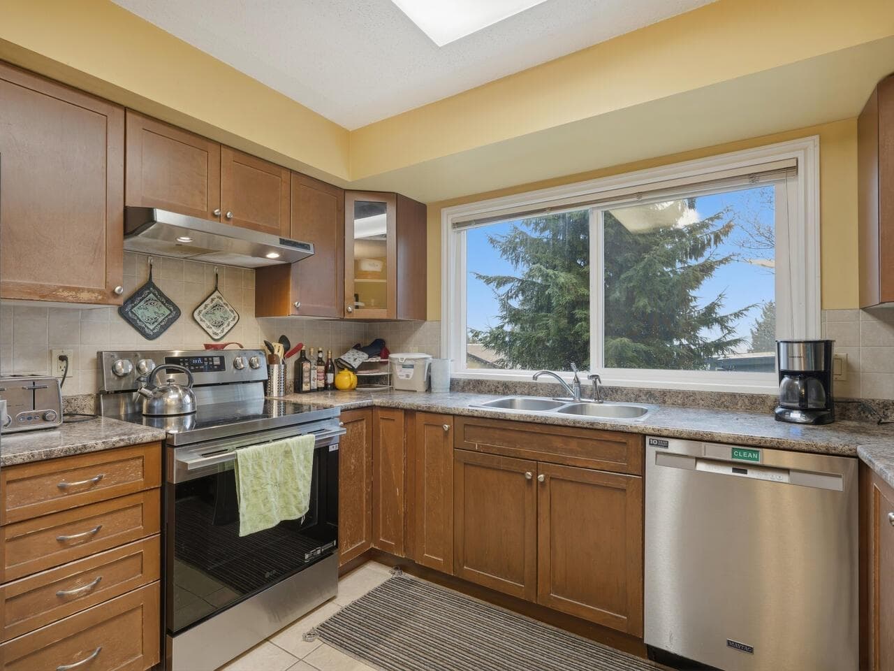 3183 Beacon Drive, Coquitlam, V3C 3W7 — photo 4