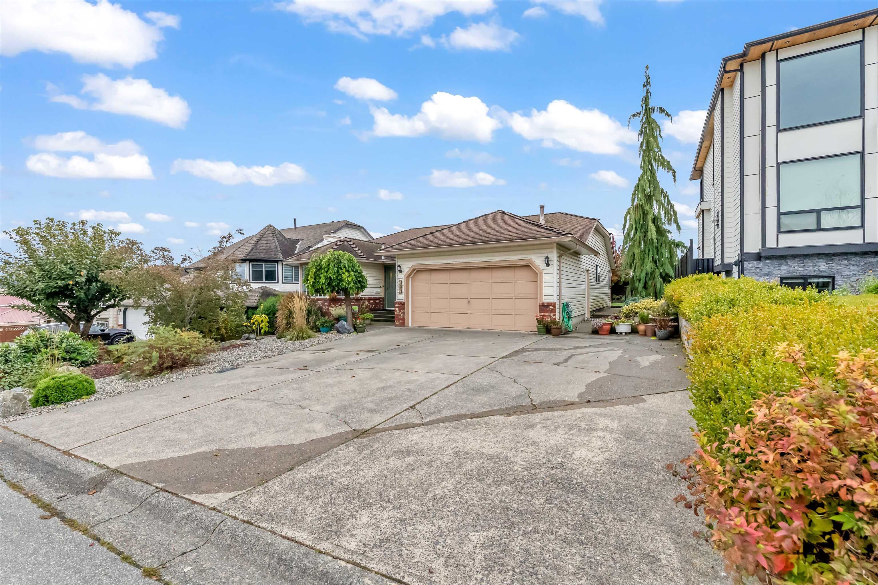 2830 Crossley Drive, Abbotsford, V2T 5H4 — photo 2