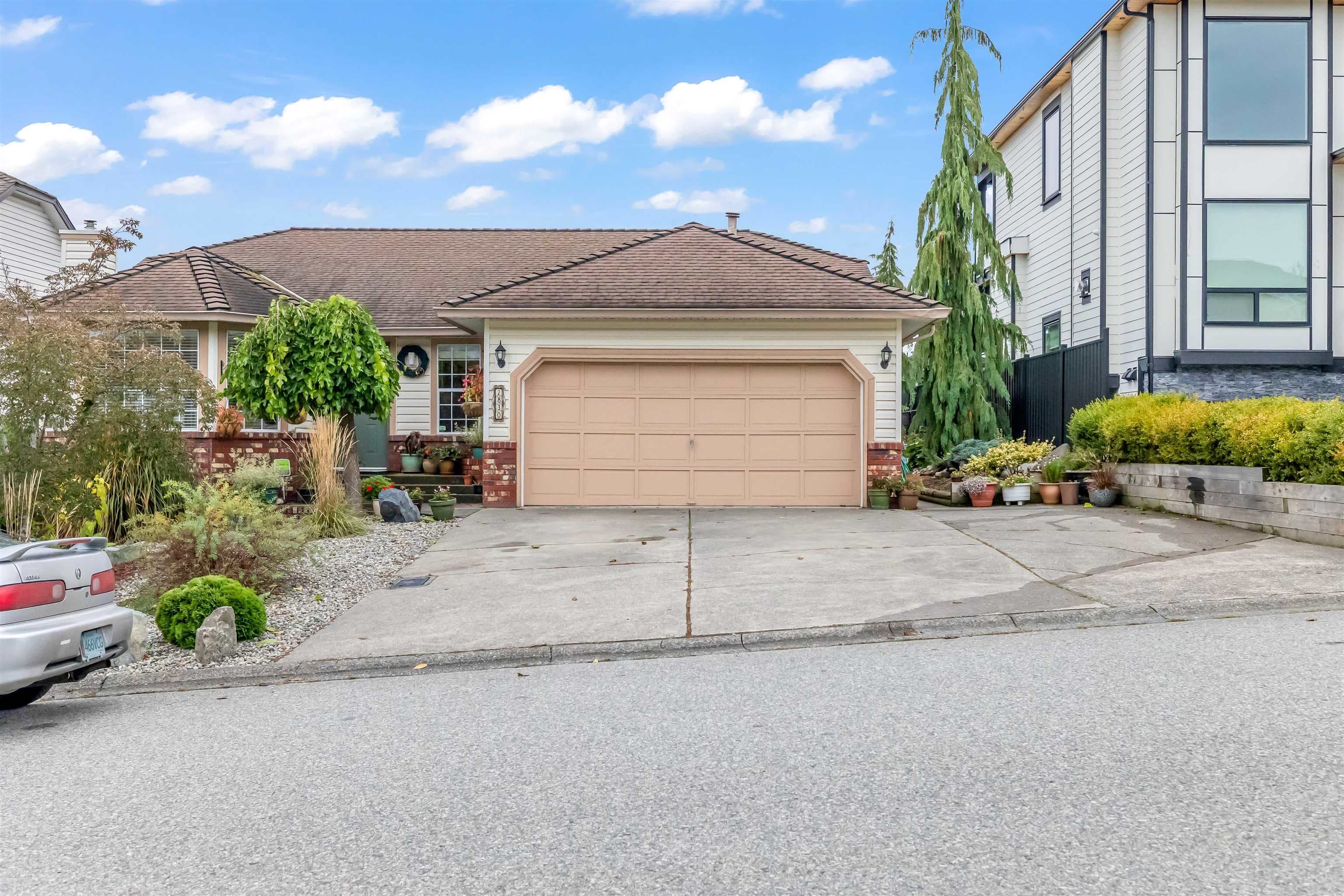 2830 Crossley Drive, Abbotsford, V2T 5H4 — photo 1