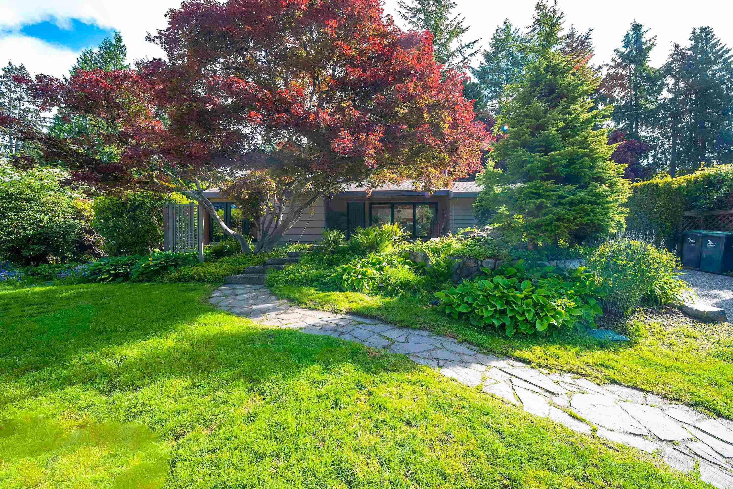 4096 Sunset Blvd Boulevard, North Vancouver