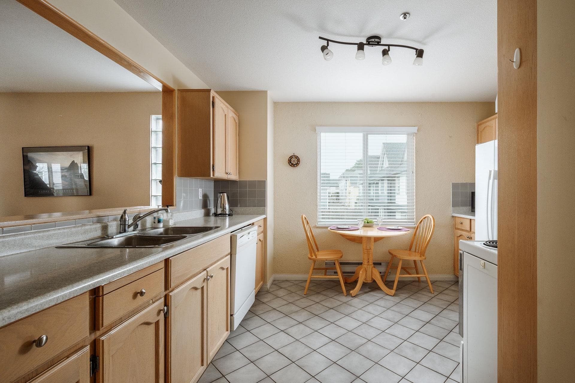 205 - 4988 47a Avenue, Delta, V4K 1T5 — photo 2