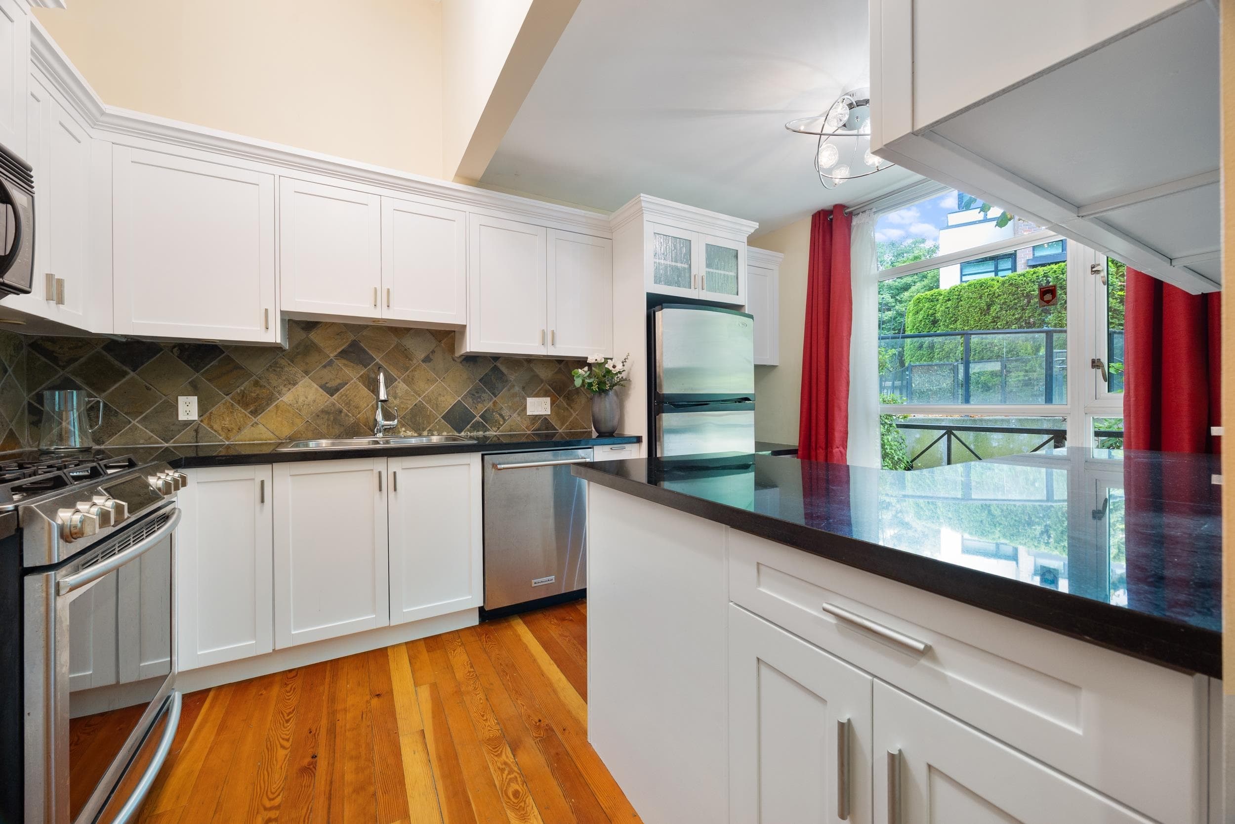114 - 8 Renaissance Square, New Westminster, V3M 7A9 — photo 3