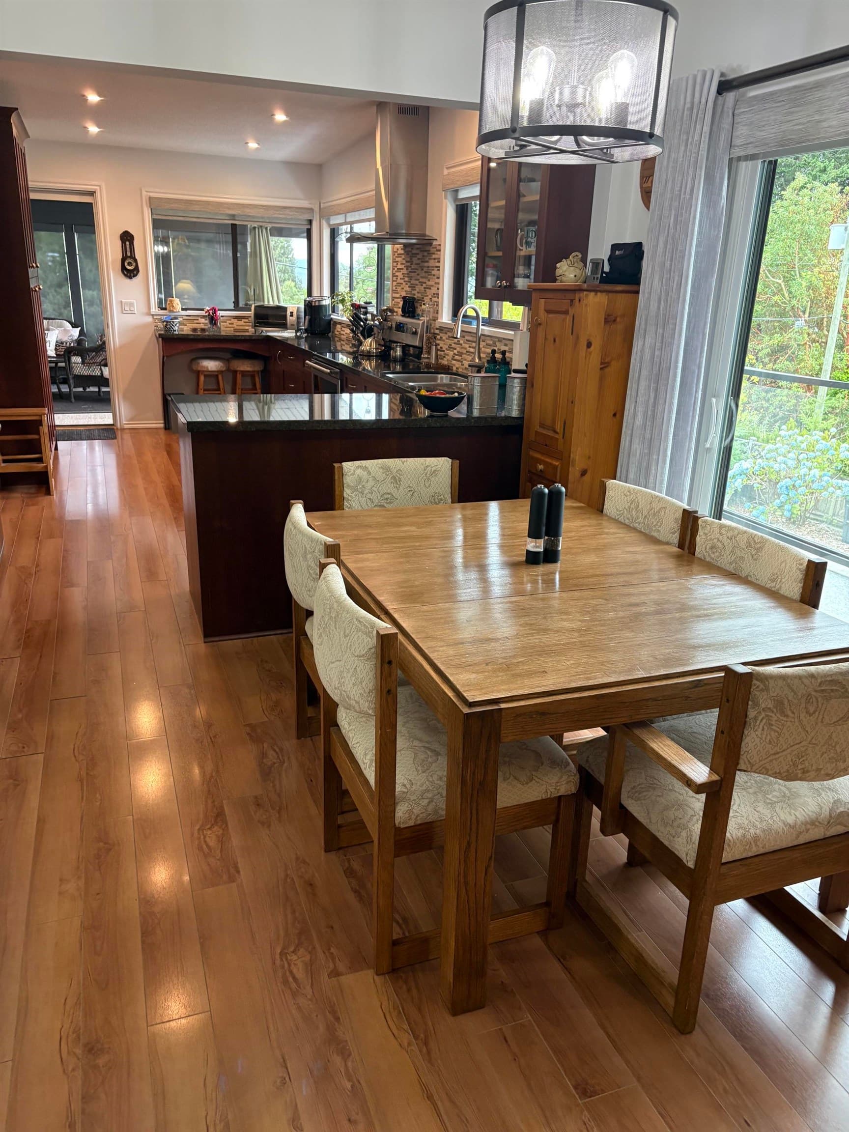 5350 Benner Road, Sechelt, V7Z 0G7 — photo 2