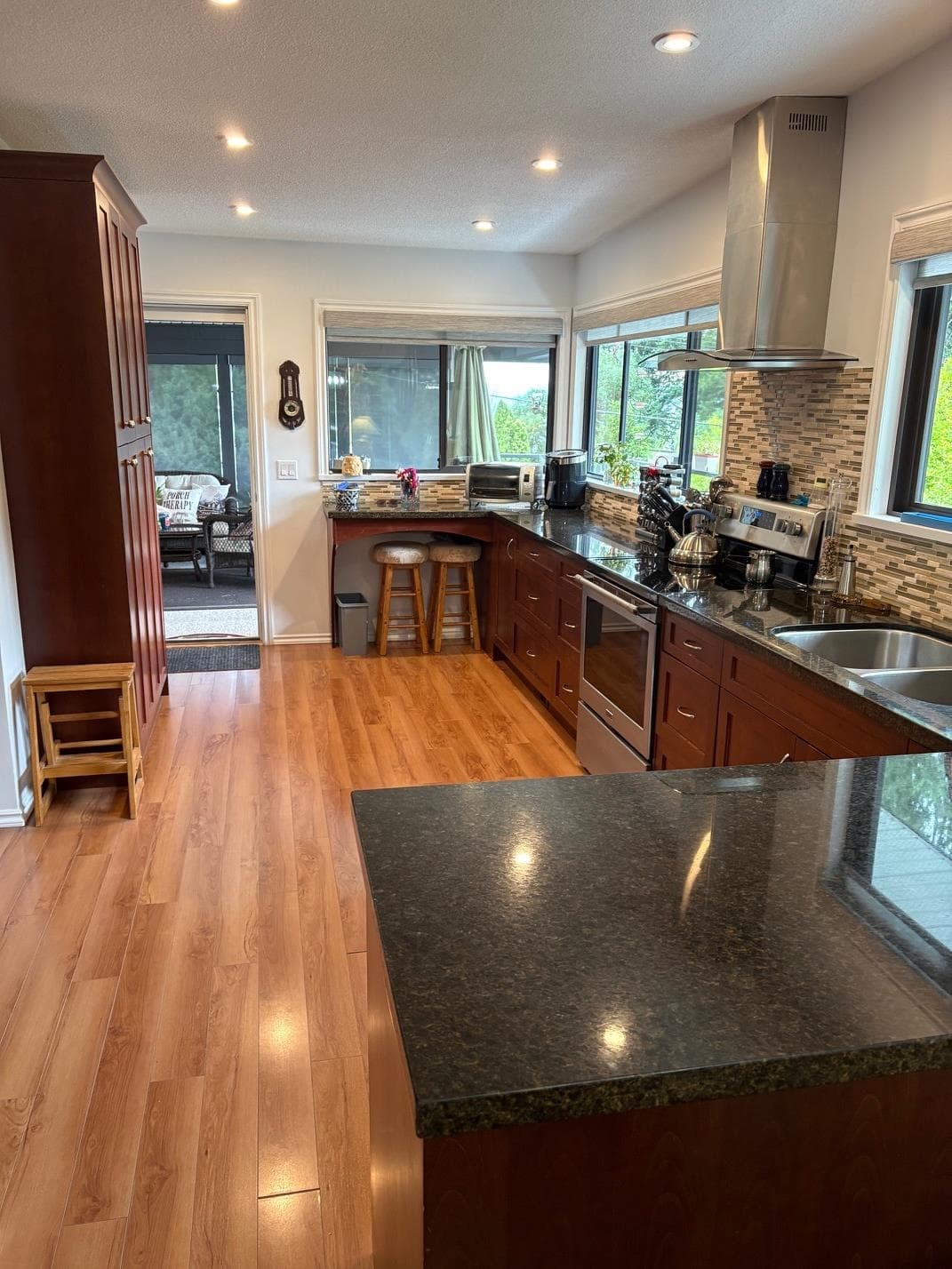 5350 Benner Road, Sechelt, V7Z 0G7 — photo 3
