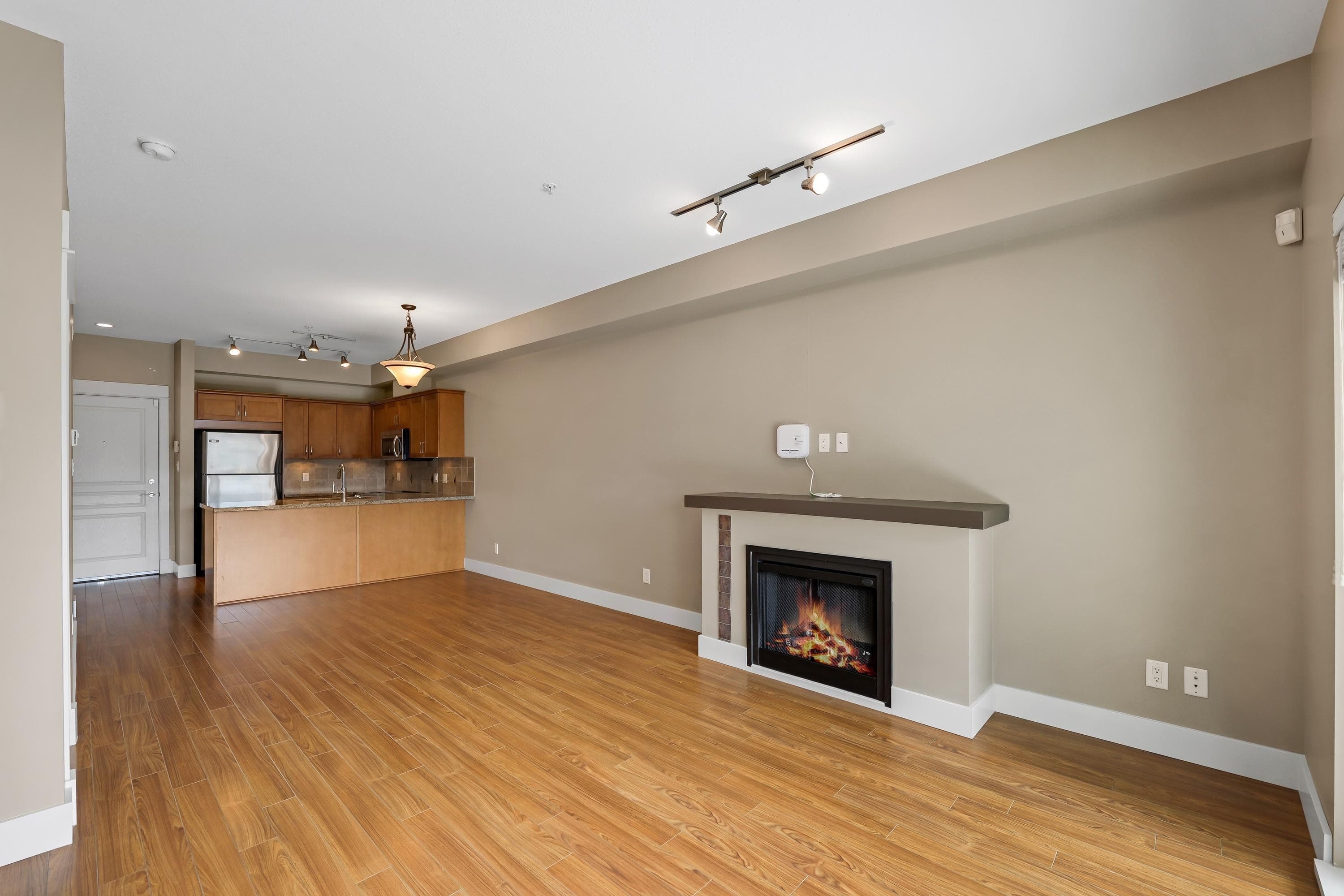 318 - 1336 Main Street, Squamish, V8B 0R2 — photo 2