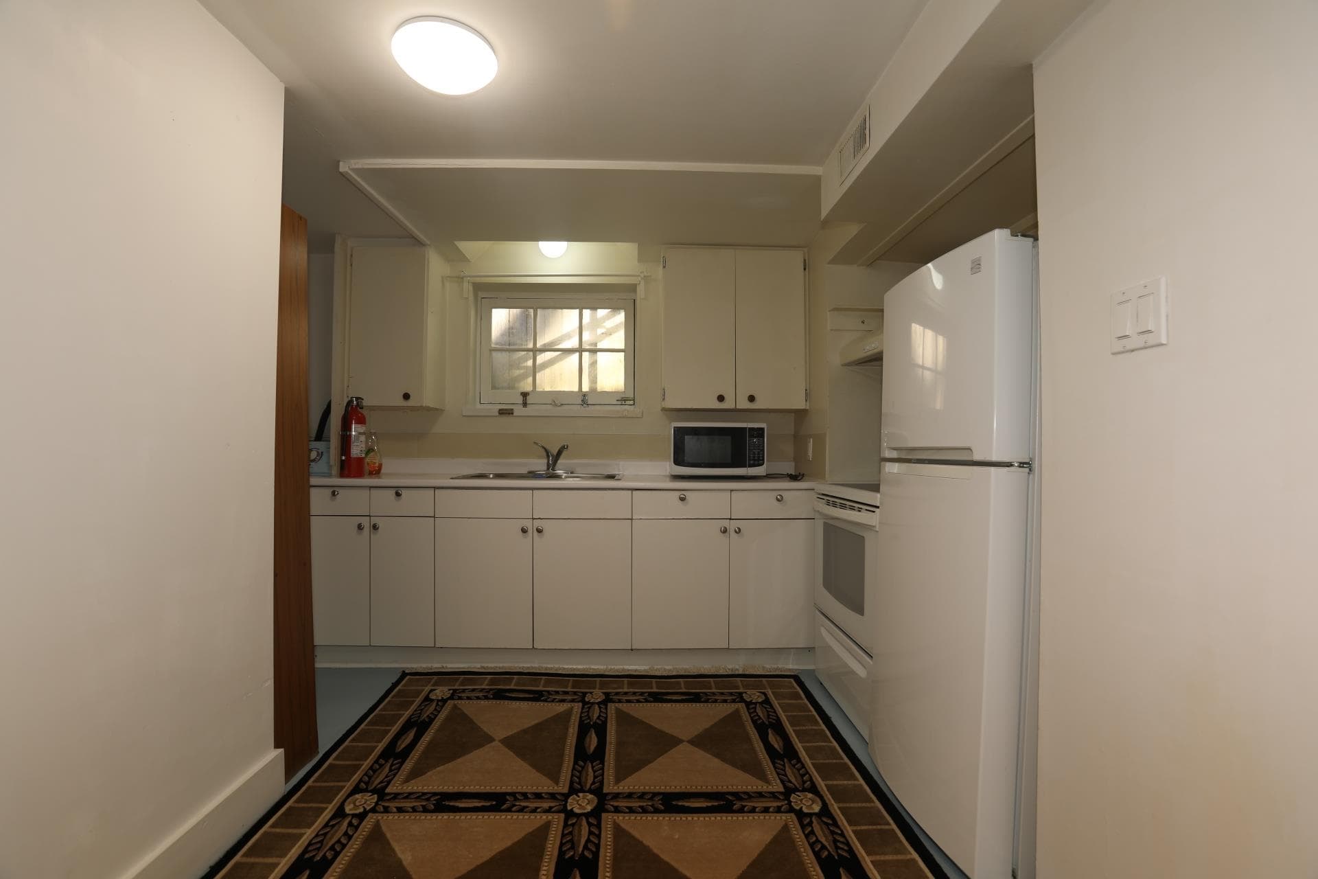 Bsmt - 42xx W10 Avenue, Vancouver, V6R 2H4 — photo 3