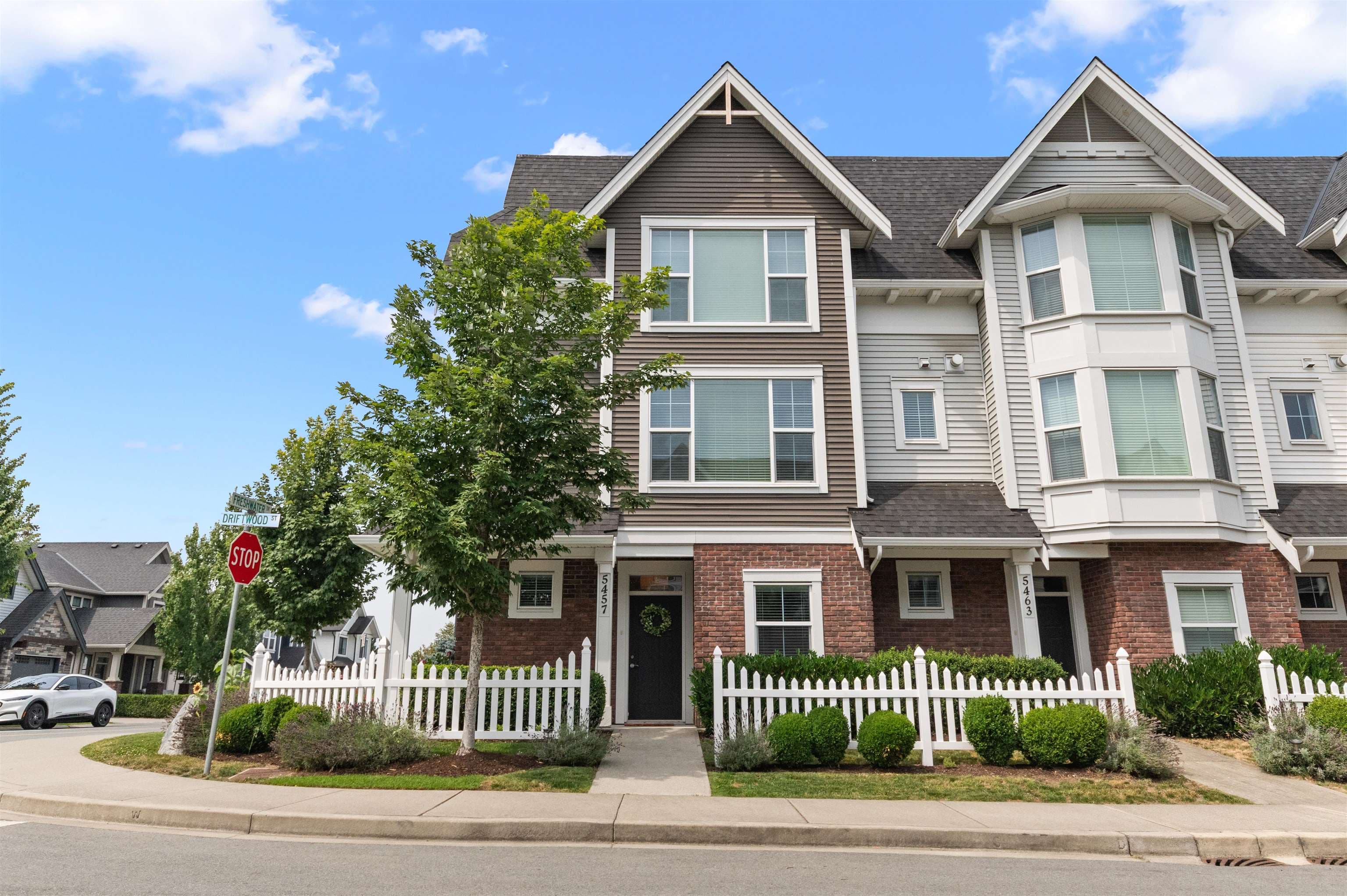 5457 Driftwood Street, Chilliwack, V2R 6A3 — photo 1