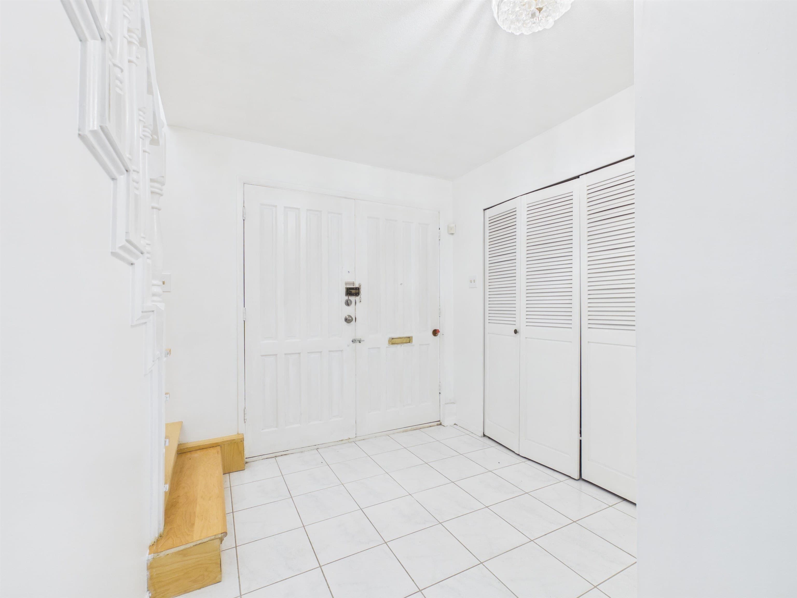7111 Cavelier Court, Richmond, V7C 4J7 — photo 2