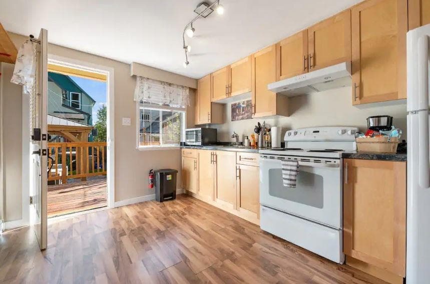 Coach - 545 Atlantic Street, Vancouver, V6A 2J8 — photo 3