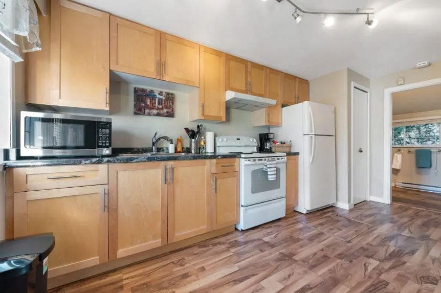 Coach - 545 Atlantic Street, Vancouver, V6A 2J8 — photo 4