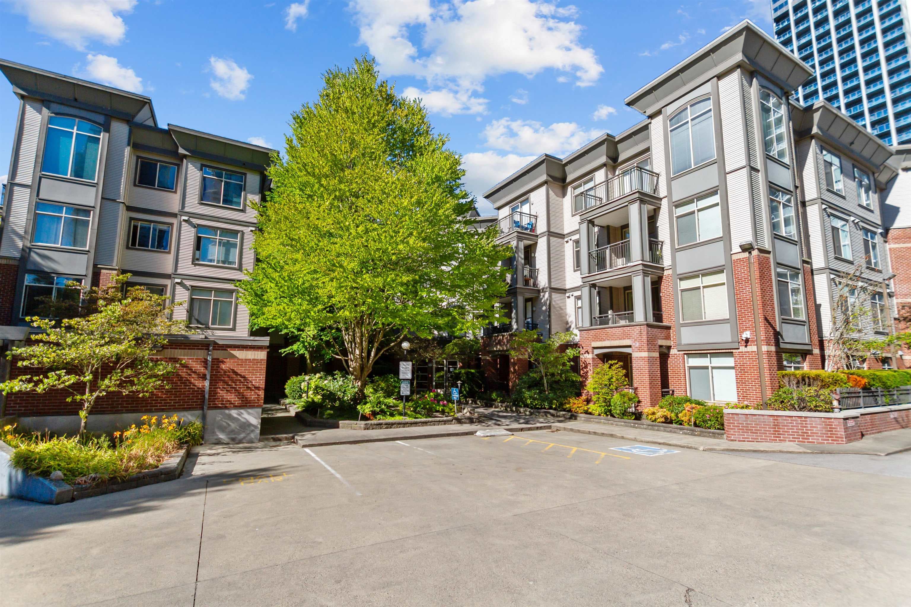 301 - 10499 University Drive, Surrey