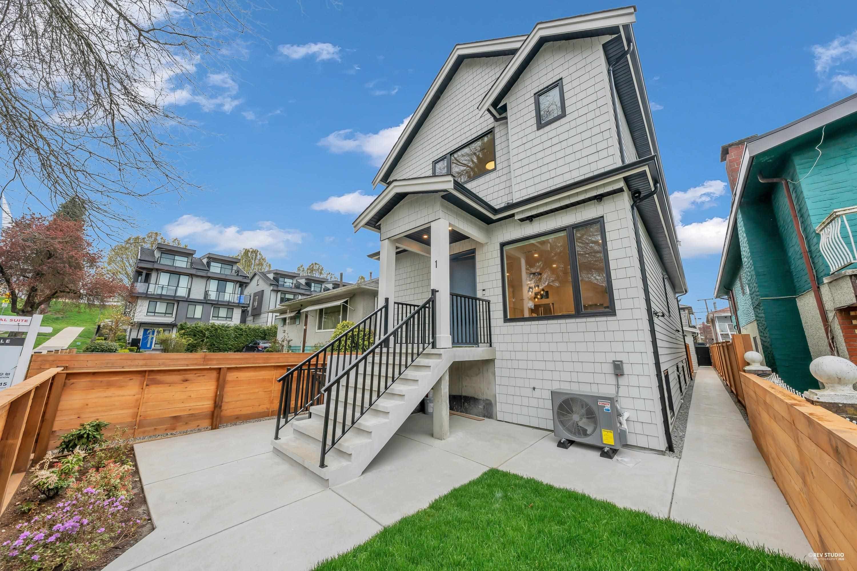 2715 Cheyenne Avenue, Vancouver, V5R 4R5 — photo 1