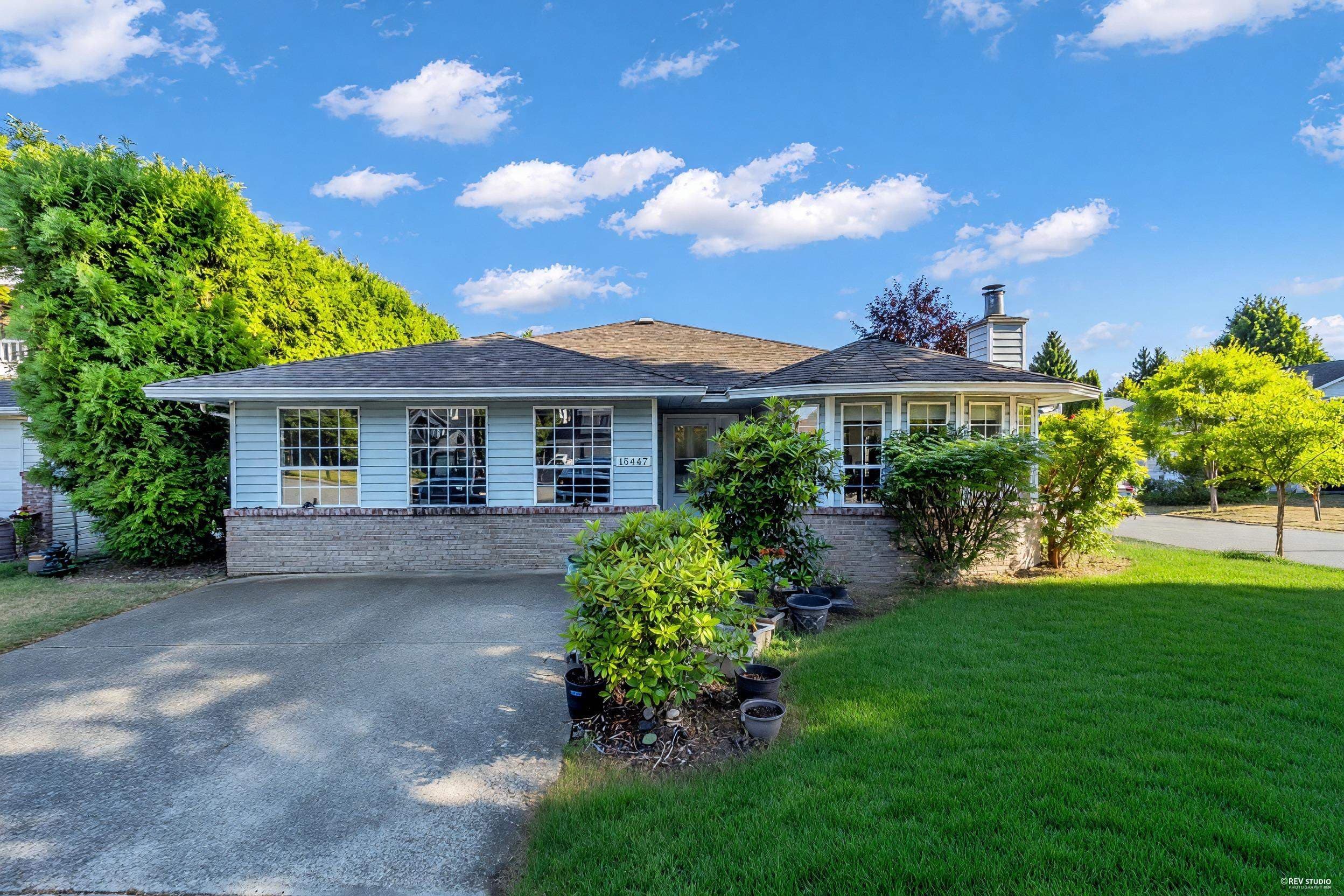 15447 92a Avenue, Surrey, V3R 9B2 — photo 1