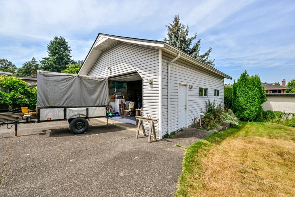 14677 111 Avenue, Surrey, V3R 2C2 — photo 3