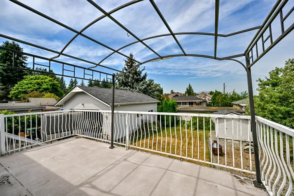 14677 111 Avenue, Surrey, V3R 2C2 — photo 4