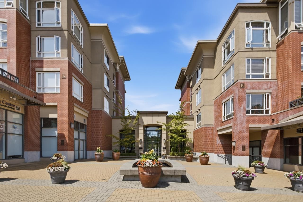 319 - 2970 King George Boulevard, Surrey, V4P 0E6 — photo 1