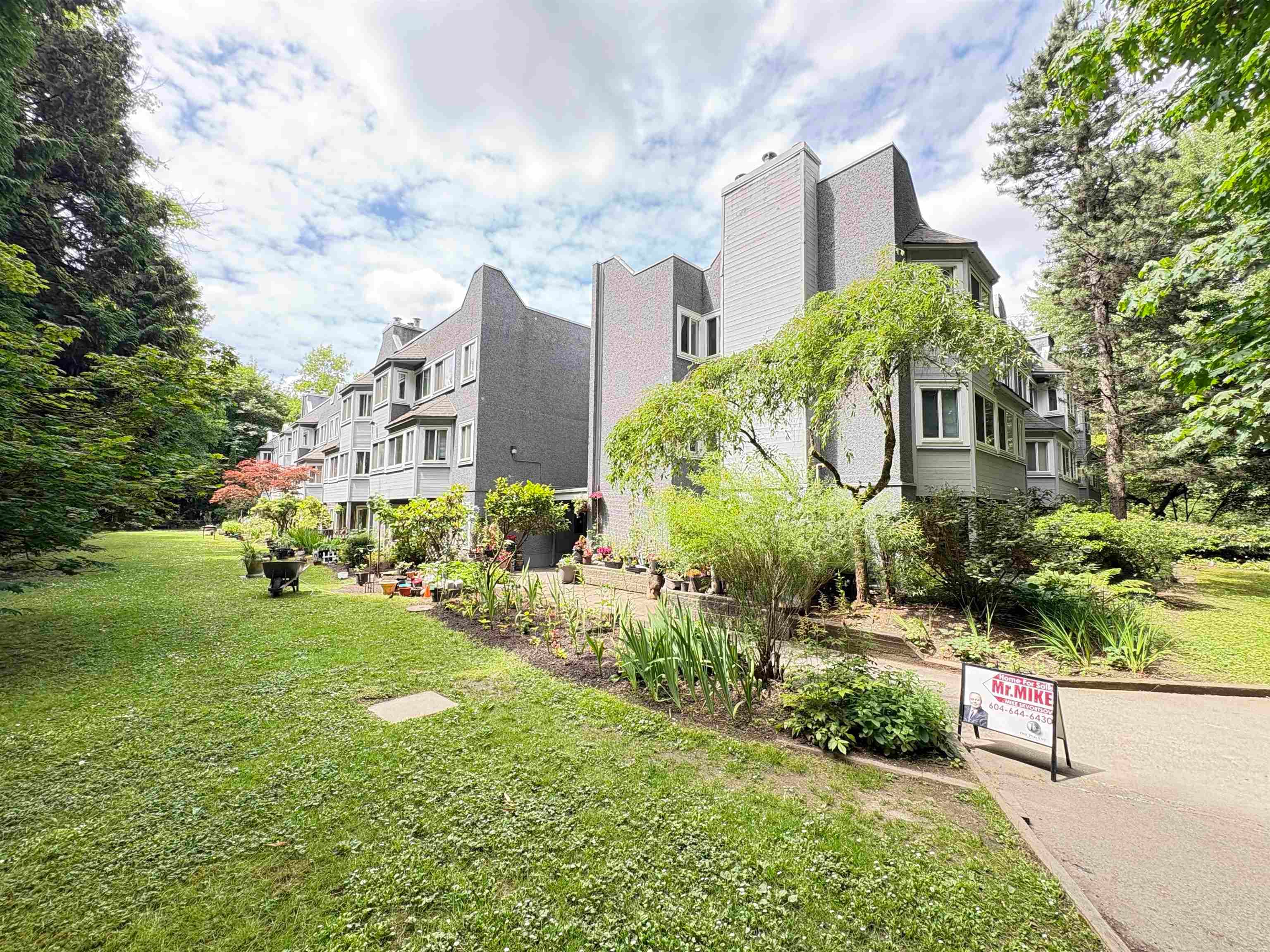 312 - 9880 Manchester Drive, Burnaby, V3N 4R3 — photo 1