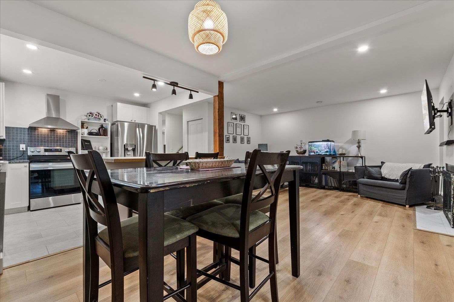 8542 Mccutcheon Avenue, Chilliwack, V2P 7K7 — photo 5