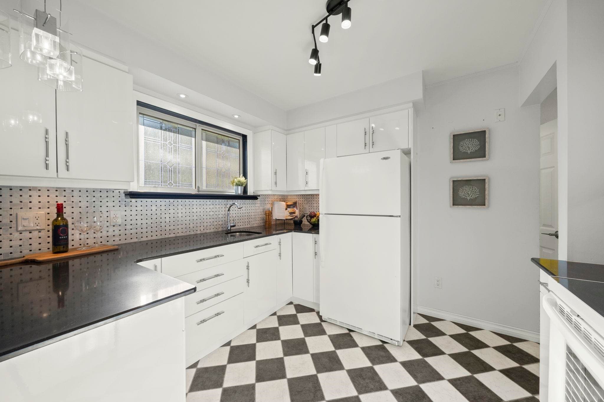 7776 Davies Street, Burnaby, V3N 3H4 — photo 5