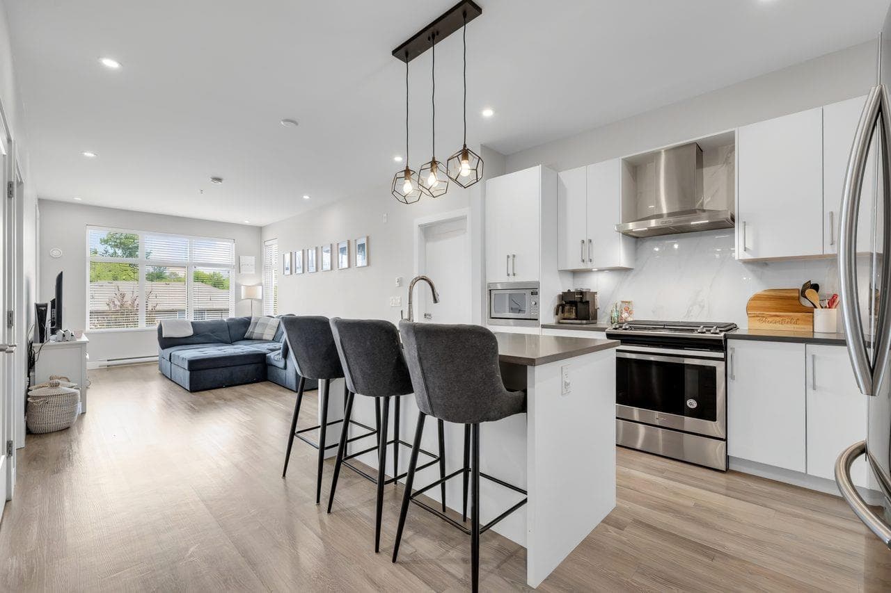 411 - 15436 31 Avenue, Surrey, V3Z 1H3 — photo 1