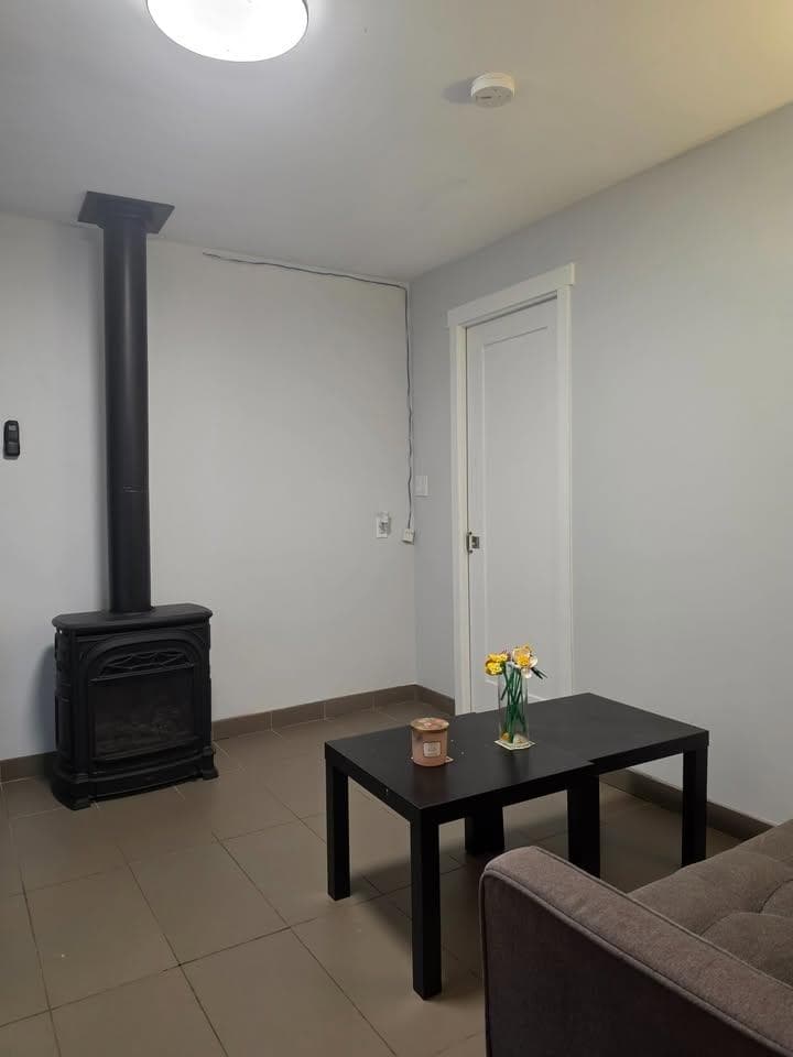 737 Robinson, Coquitlam, V3J 4E9 — photo 2