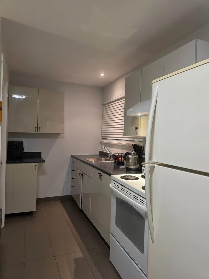 737 Robinson, Coquitlam, V3J 4E9 — photo 3