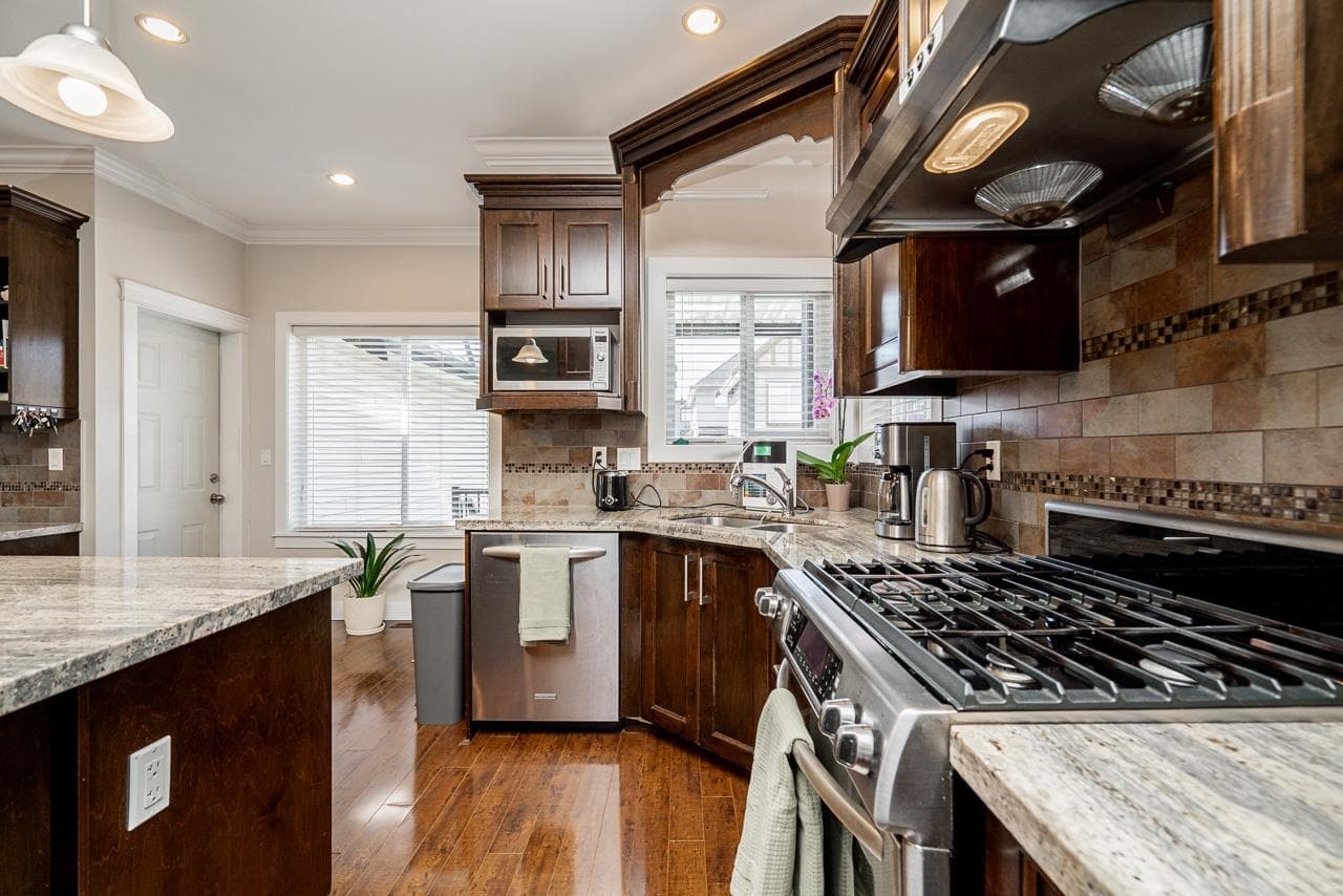 19338 72a Avenue, Surrey, V4N 5X9 — photo 3