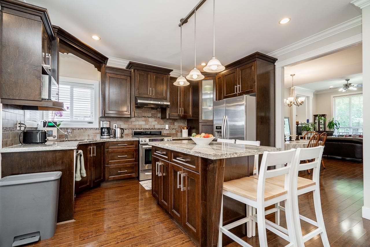 19338 72a Avenue, Surrey, V4N 5X9 — photo 4