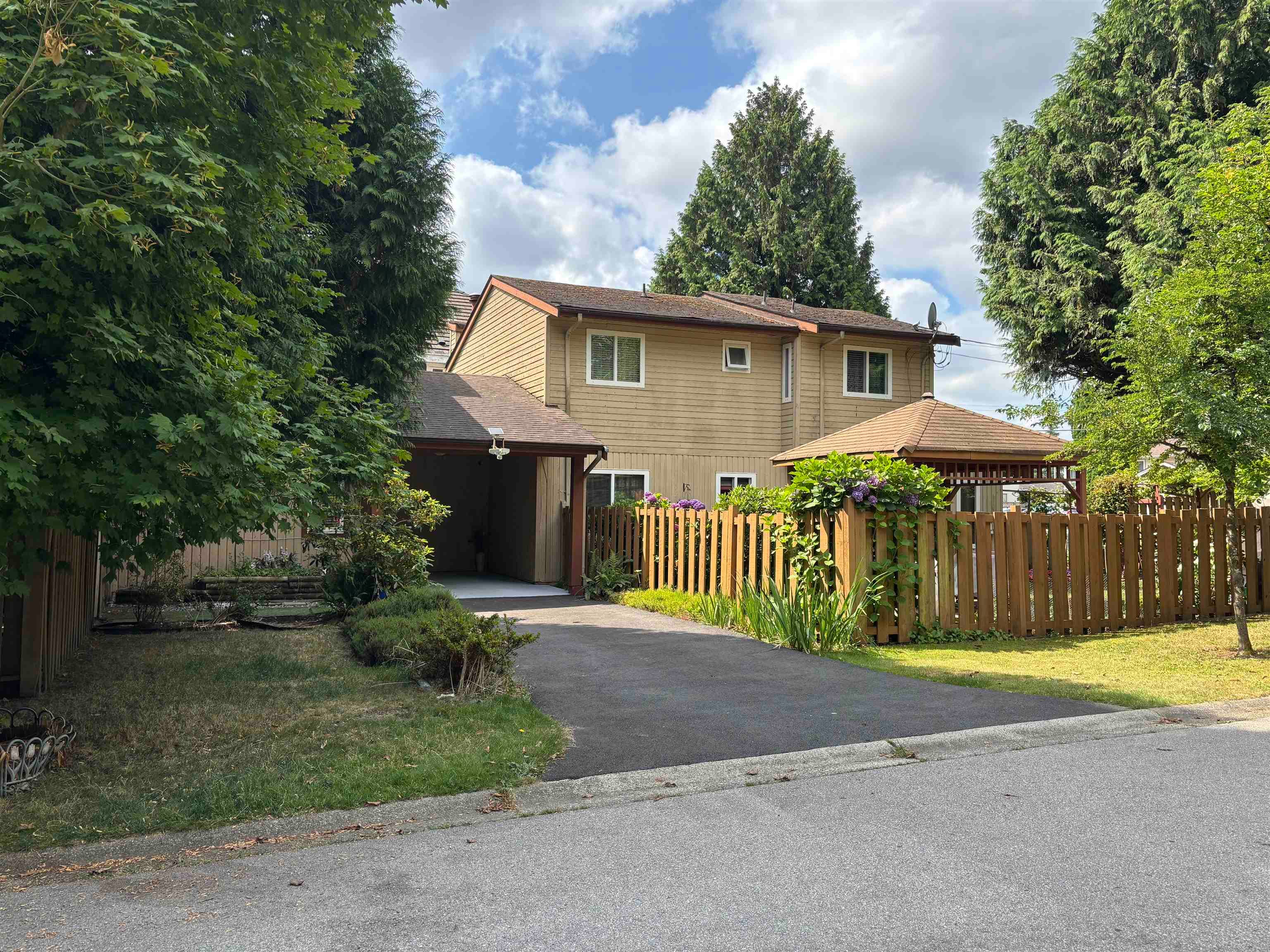 15402 96a Avenue, Surrey, V3R 7H2 — photo 1