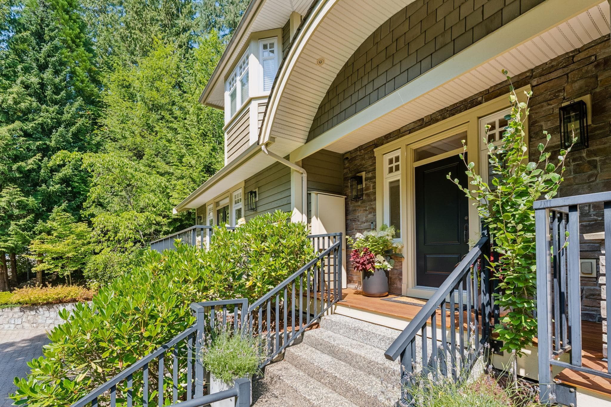 4904 Chalet Place, North Vancouver, V7R 4X4 — photo 2