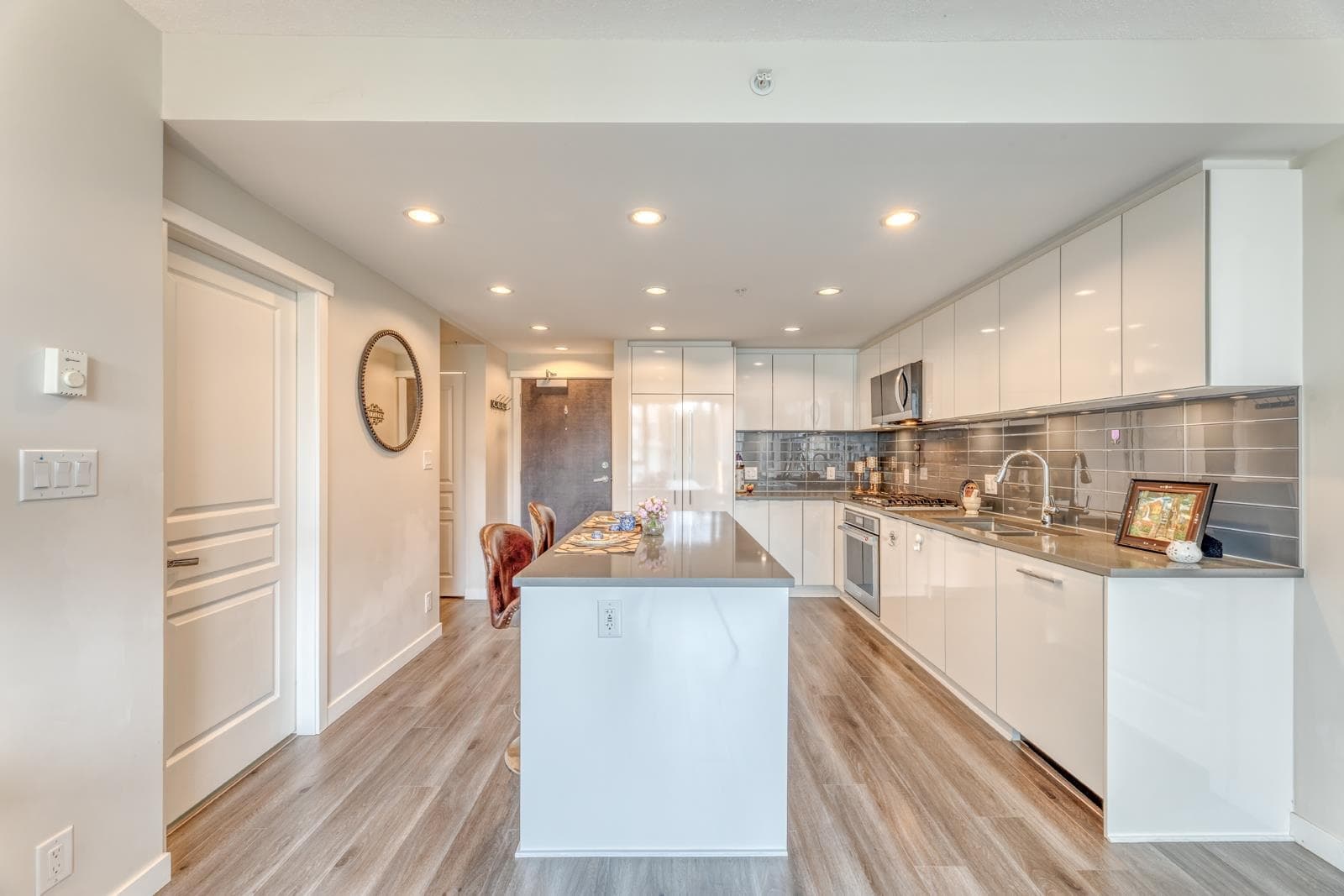 1004 - 3100 Windsor Gate, Coquitlam, V3B 0P3 — photo 4