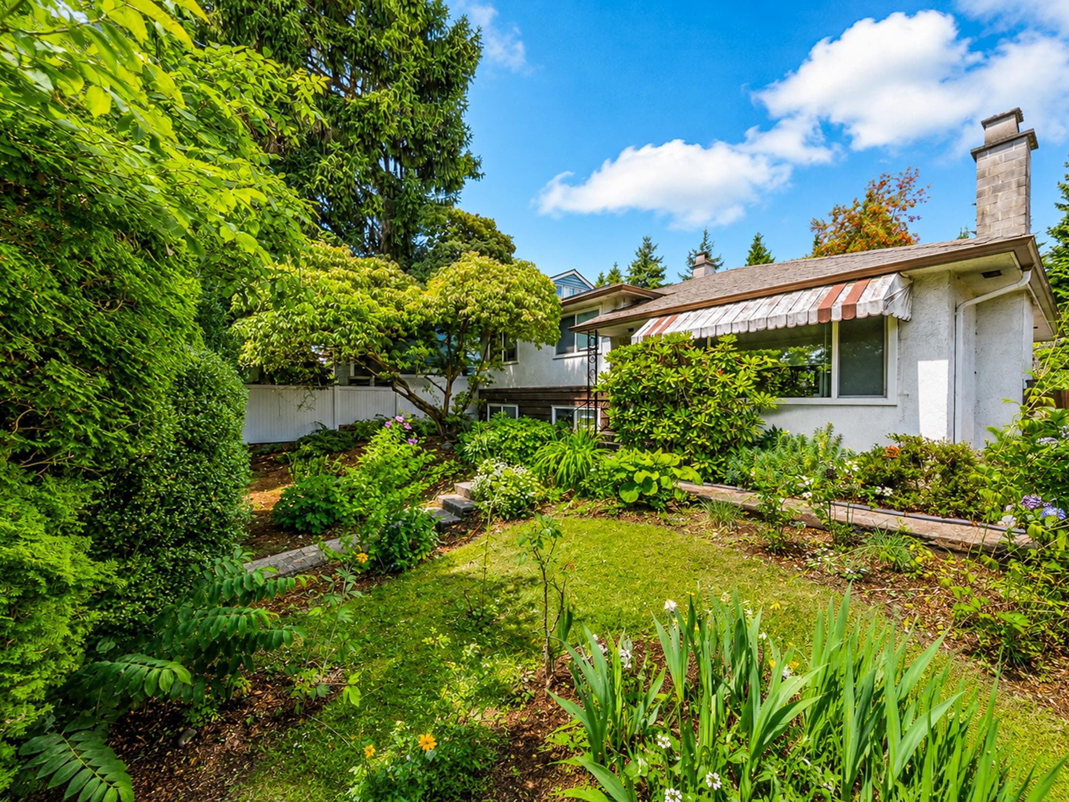 8259 10th Avenue, Burnaby, V3N 2S6 — photo 2