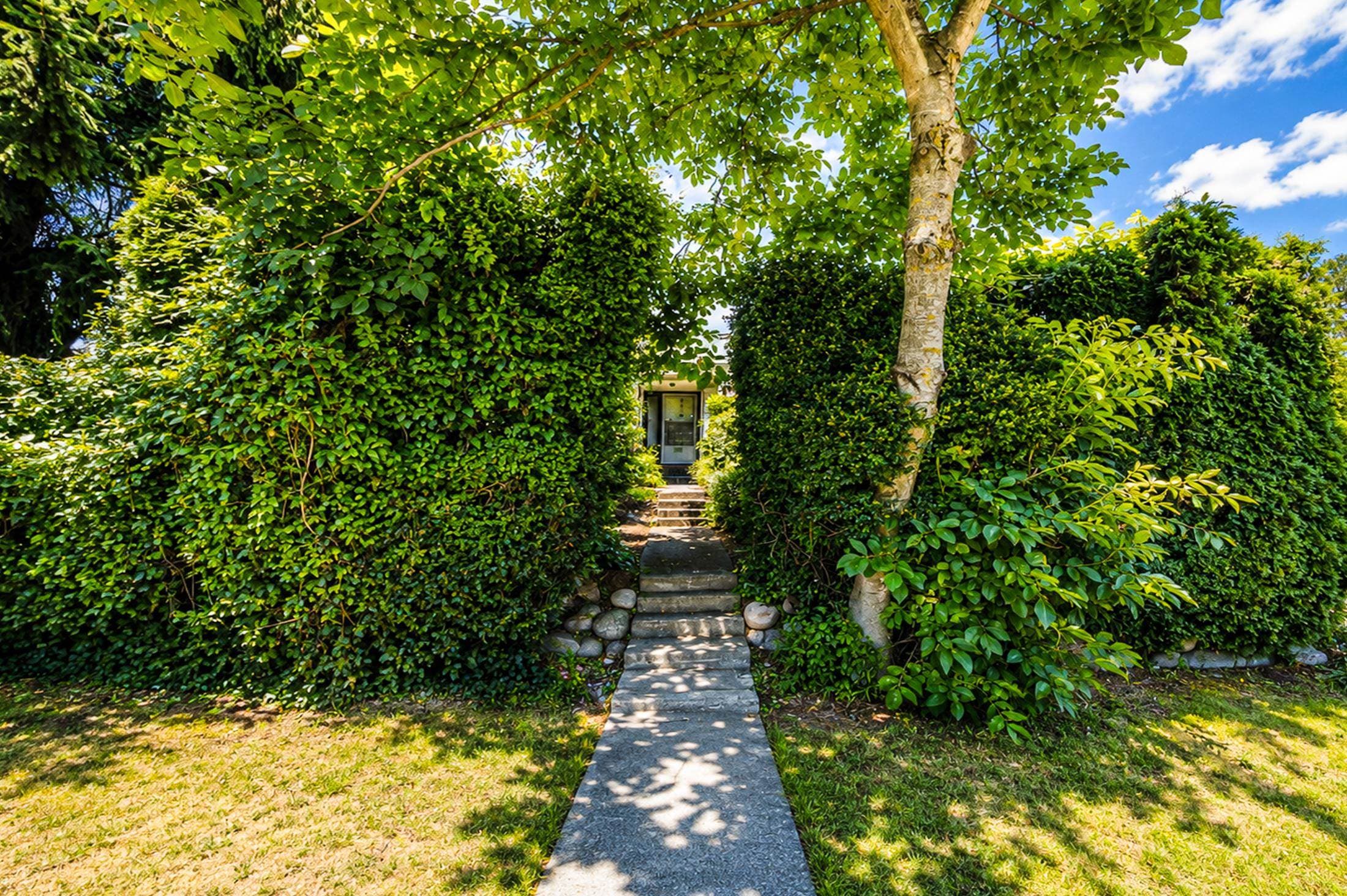 8259 10th Avenue, Burnaby, V3N 2S6 — photo 3