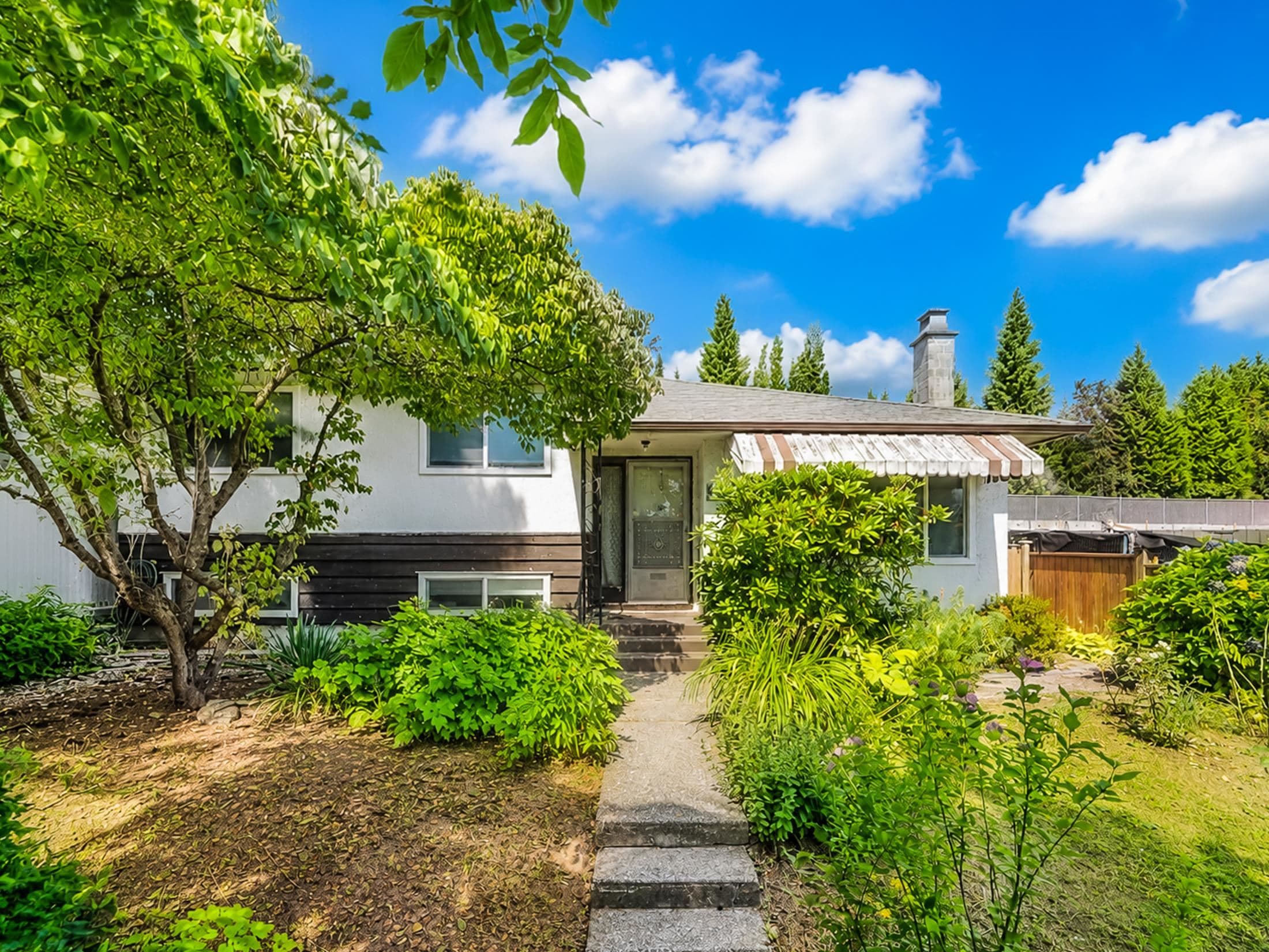 8259 10th Avenue, Burnaby, V3N 2S6 — photo 1