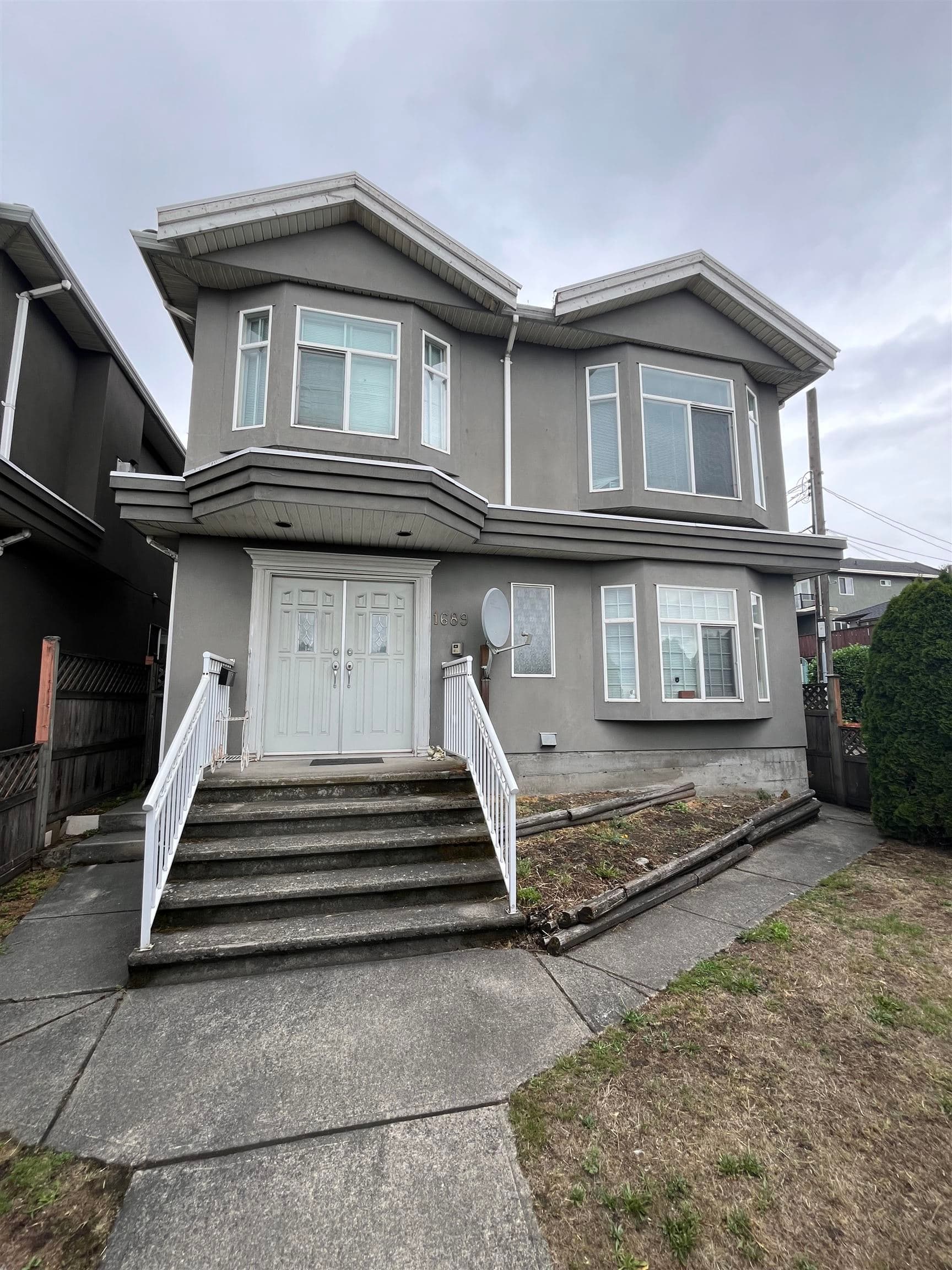1689 SE Marine Drive, Vancouver, V5P 2R5 — photo 1