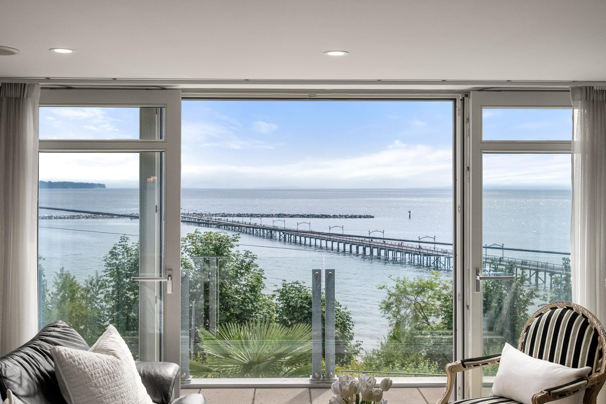 201 - 15097 Marine Drive, White Rock, V4B 1C5 — photo 1