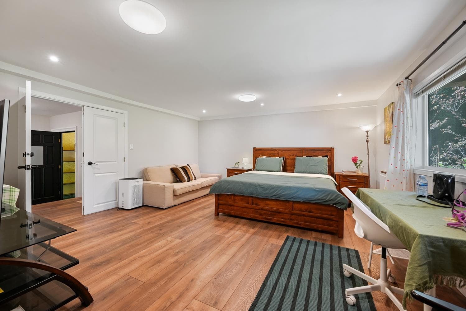 Main Floor - 310 St. James Road, North Vancouver, V7N 1L2 — photo 5