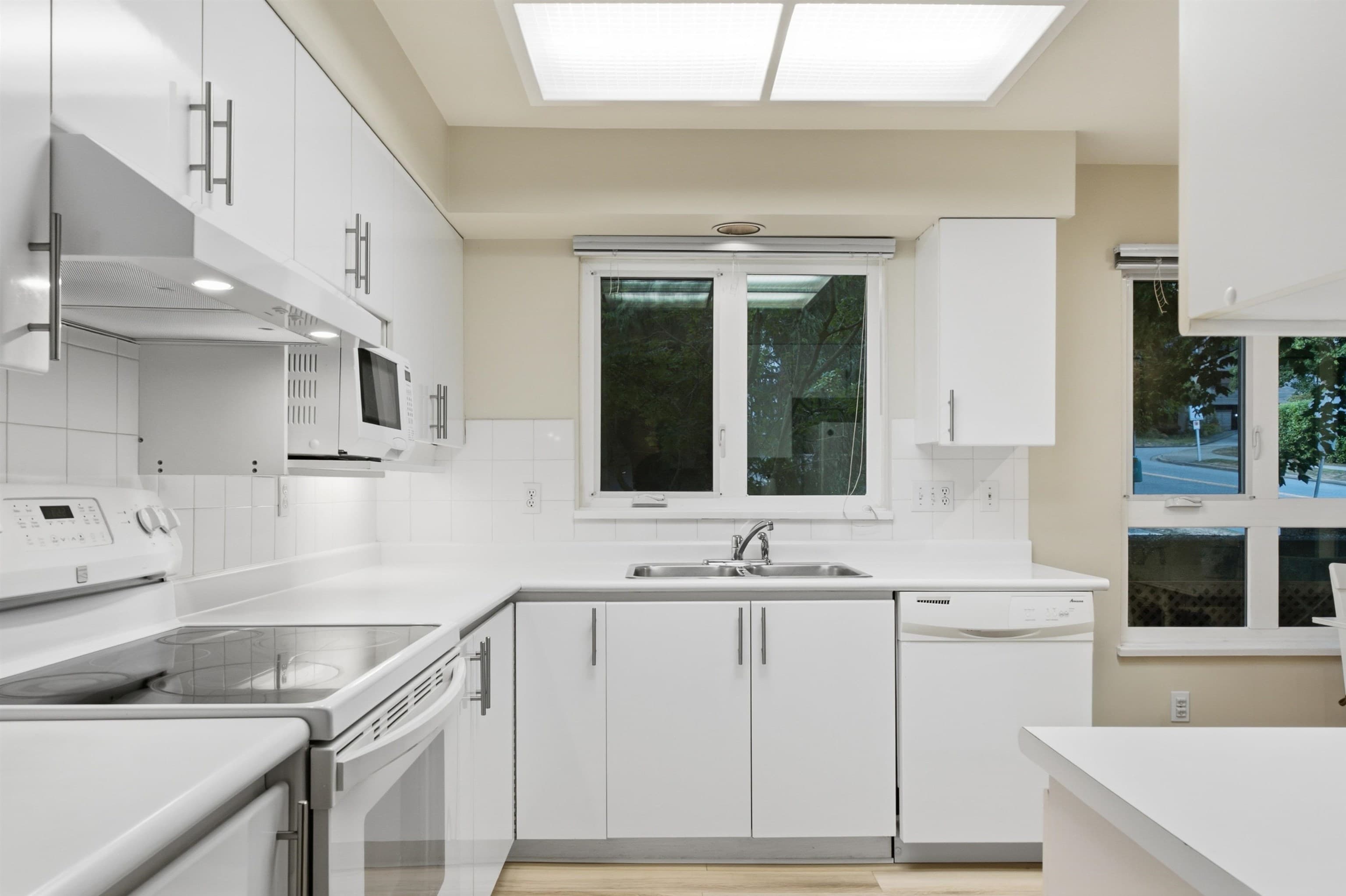 303 - 106 W Kings Road, North Vancouver, V7N 2L8 — photo 5