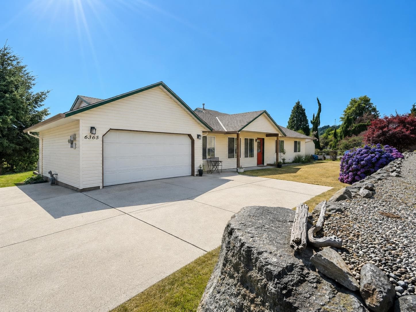 6365 Homestead Avenue, Sechelt, V7Z 0M7 — photo 1