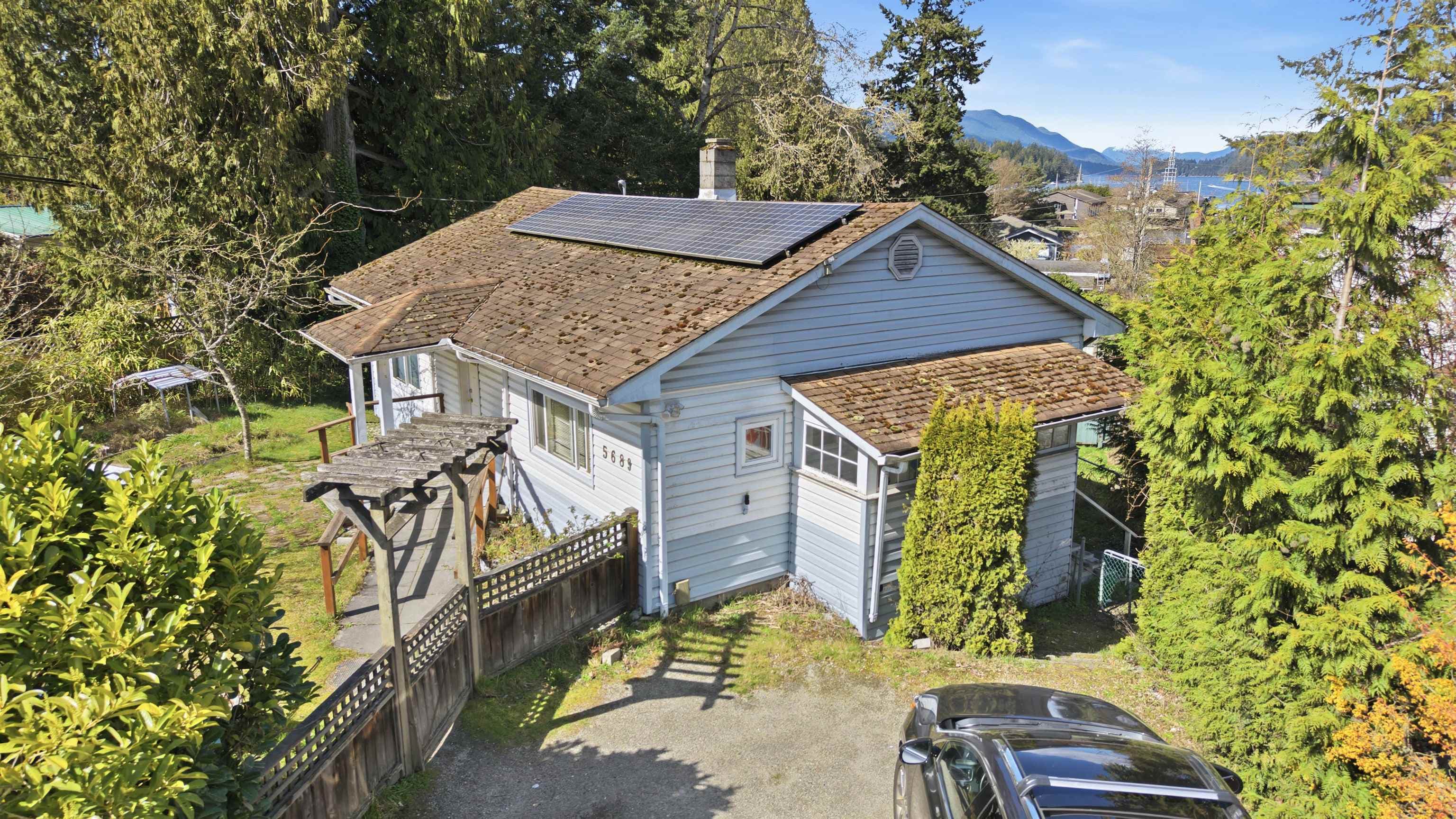 5689 Porpoise Bay Road, Sechelt, V0N 1V0 — photo 2