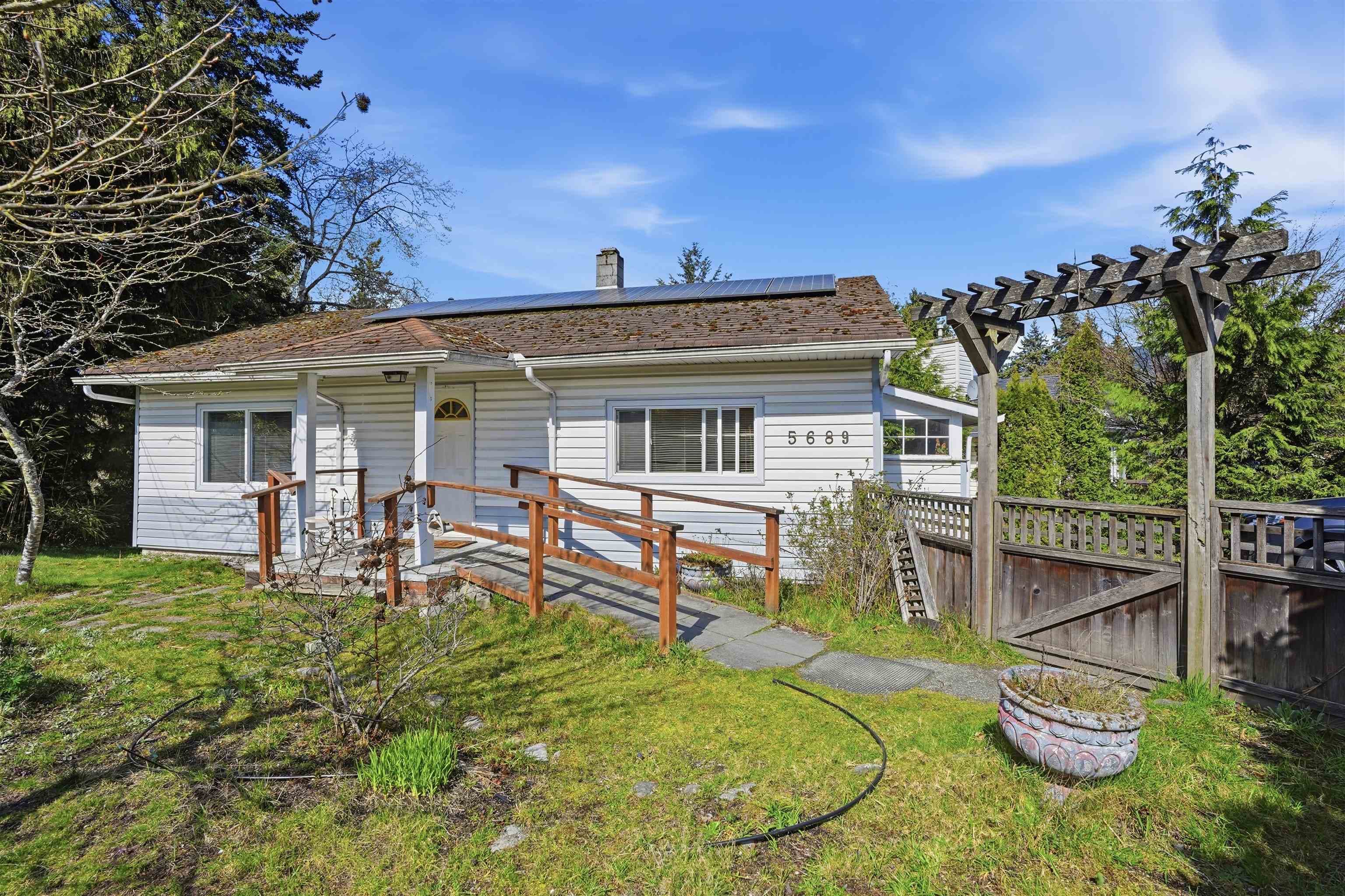 5689 Porpoise Bay Road, Sechelt