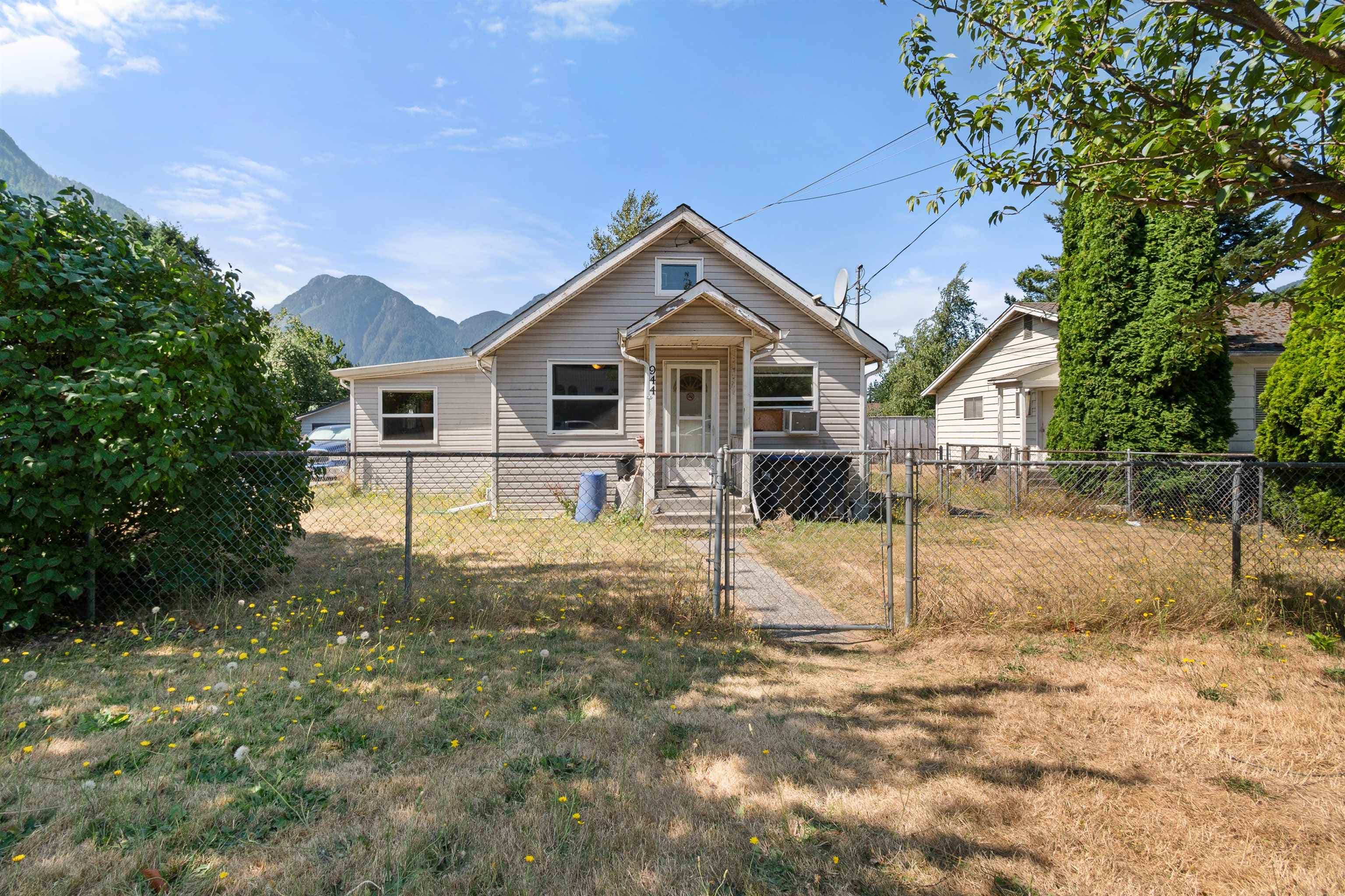 944 3rd Avenue, Hope, V0X 1L0 — photo 1